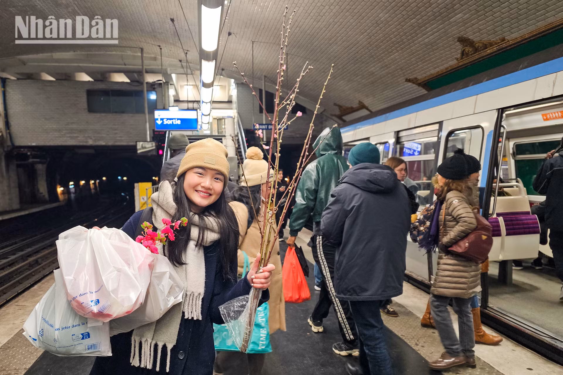 Lập gia đình cùng chồng người Pháp và ăn Tết xa nhà đã được hai năm, chị Đỗ Mai Trang (26 tuổi) tranh thủ cuối tuần, bắt chuyến tàu điện từ ngoại ô Paris vào để “hưởng không khí chợ Tết như ở quê nhà”. Trở về từ Trung tâm Văn hóa, dù “tay xách, nách mang” chiếc túi đi chợ đựng đầy nem rán, bánh chưng, xôi gấc và hoa quả, Mai Trang vẫn hạnh phúc khi mang theo về một cành đào thắm để cắm chơi Tết trong nhà. Lập gia đình cùng chồng người Pháp và ăn Tết xa nhà đã được hai năm, chị Đỗ Mai Trang (26 tuổi) tranh thủ cuối tuần, bắt chuyến tàu điện từ ngoại ô Paris vào để “hưởng không khí chợ Tết như ở quê nhà”. Trở về từ Trung tâm Văn hóa, dù “tay xách, nách mang” chiếc túi đi chợ đựng đầy nem rán, bánh chưng, xôi gấc và hoa quả, Mai Trang vẫn hạnh phúc khi mang theo về một cành đào thắm để cắm chơi Tết trong nhà.