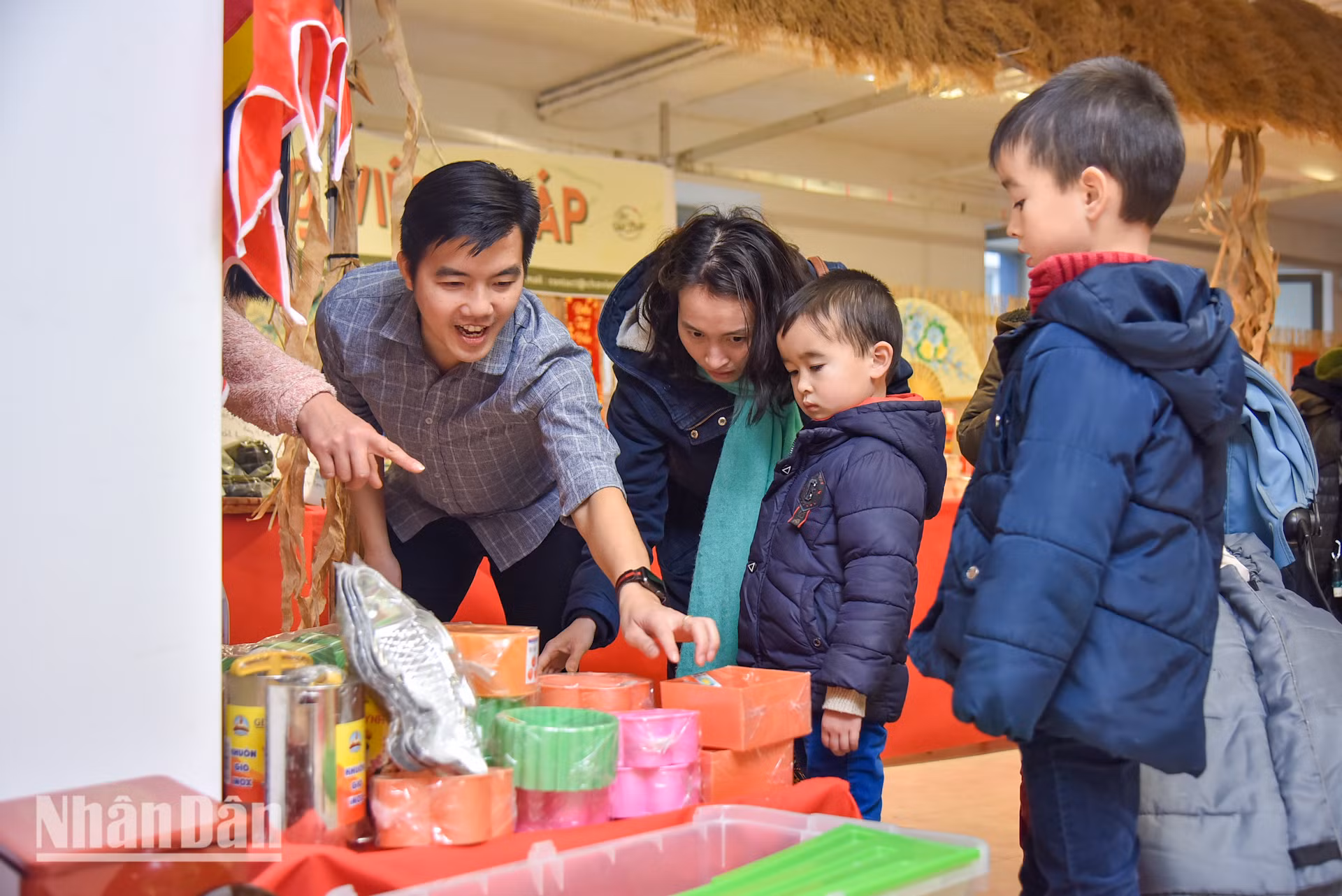 Về phía mình, ông Tăng Thanh Sơn, Phó Giám đốc phụ trách Trung tâm Văn hóa Việt Nam tại Pháp cho biết: Tết là dịp để mỗi người con đất Việt nhớ về cội nguồn, tìm về sum họp bên gia đình và lan tỏa những giá trị truyền thống tốt đẹp của dân tộc. Do đó, “Chợ xuân Ất Tỵ” ra đời với mong muốn đem tới một không gian văn hóa truyền thống và không khí náo nhiệt của Tết đến, Xuân về cho kiều bào sinh sống, học tập và làm việc tại Pháp. Về phía mình, ông Tăng Thanh Sơn, Phó Giám đốc phụ trách Trung tâm Văn hóa Việt Nam tại Pháp cho biết: Tết là dịp để mỗi người con đất Việt nhớ về cội nguồn, tìm về sum họp bên gia đình và lan tỏa những giá trị truyền thống tốt đẹp của dân tộc. Do đó, “Chợ xuân Ất Tỵ” ra đời với mong muốn đem tới một không gian văn hóa truyền thống và không khí náo nhiệt của Tết đến, Xuân về cho kiều bào sinh sống, học tập và làm việc tại Pháp.