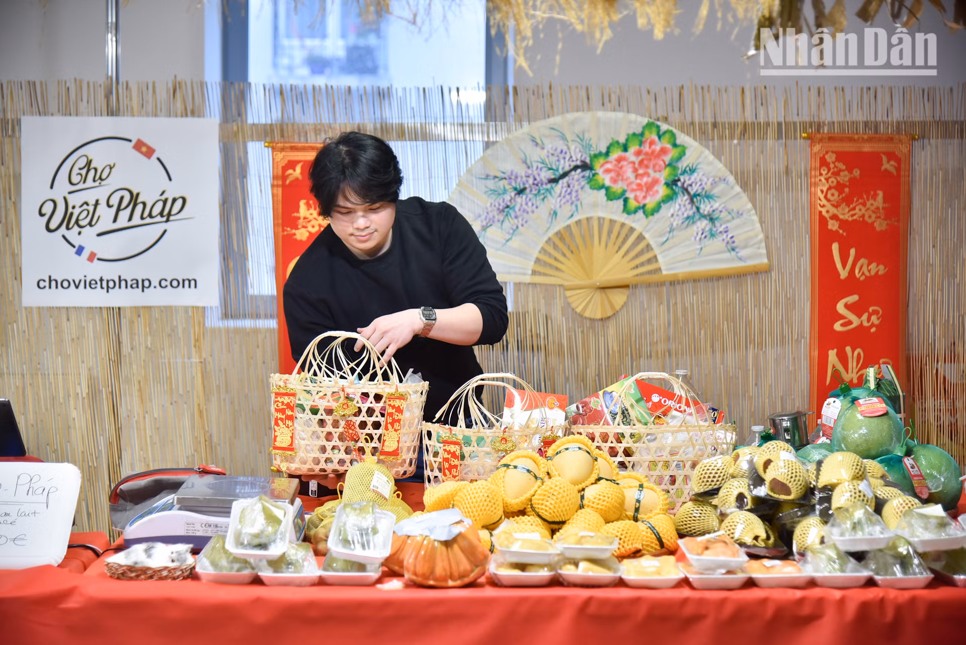 Chợ Việt Pháp mang tới nhiều nông sản, thực phẩm chế biến, sản phẩm thủ công mỹ nghệ để bà con Việt kiều có thể chuẩn bị đón Tết cổ truyền dù ở xa quê hương nhưng vẫn đủ đầy và tươm tất. Bà con tha hồ sắm Tết, từ giỏ quà Tết, cho tới những chiếc bánh chưng, bánh tét, cây giò, hay như những mẹt trái cây đủ loại để bài trí mâm ngũ quả. Chợ Việt Pháp mang tới nhiều nông sản, thực phẩm chế biến, sản phẩm thủ công mỹ nghệ để bà con Việt kiều có thể chuẩn bị đón Tết cổ truyền dù ở xa quê hương nhưng vẫn đủ đầy và tươm tất. Bà con tha hồ sắm Tết, từ giỏ quà Tết, cho tới những chiếc bánh chưng, bánh tét, cây giò, hay như những mẹt trái cây đủ loại để bài trí mâm ngũ quả.