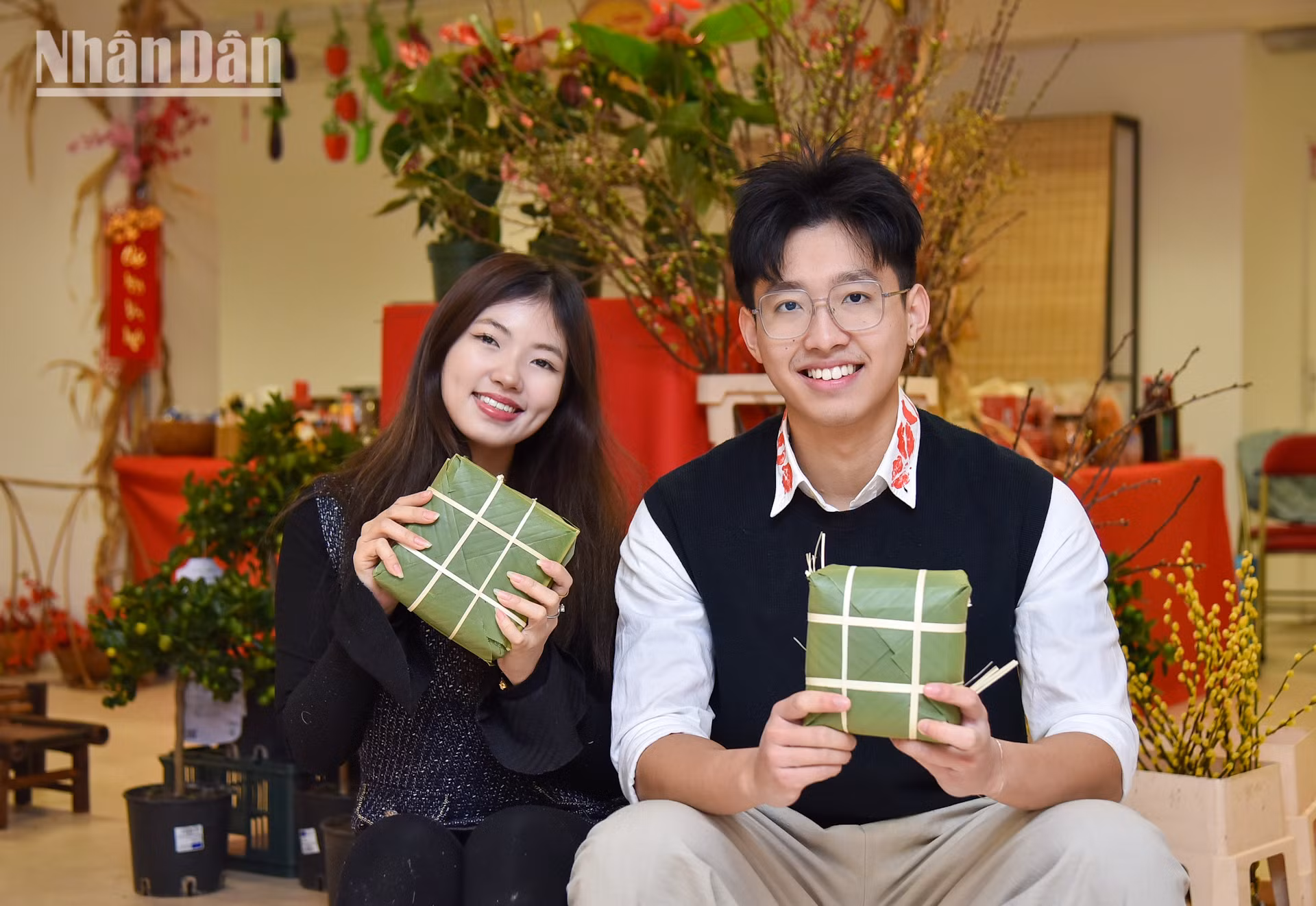 Trong không gian chợ Xuân, góc chiếu nhỏ với những chiếc thúng gạo nếp, đỗ xanh và thịt mỡ, thu hút sự thích thú của hàng chục bạn trẻ đang cặm cụi tự tay làm chiếc bánh chưng cho mình. Cầm trên tay “thành quả” đầu tiên trong đời, Nguyễn Đình Phúc và Dương Thùy Linh chia sẻ những hoạt động bổ ích và ý nghĩa như này, không chỉ giúp cho các bạn sinh viên Việt Nam hiểu hơn về nét đẹp văn hóa của dân tộc, mà còn làm vơi đi nỗi nhớ nhà khi đi du học. Trong không gian chợ Xuân, góc chiếu nhỏ với những chiếc thúng gạo nếp, đỗ xanh và thịt mỡ, thu hút sự thích thú của hàng chục bạn trẻ đang cặm cụi tự tay làm chiếc bánh chưng cho mình. Cầm trên tay “thành quả” đầu tiên trong đời, Nguyễn Đình Phúc và Dương Thùy Linh chia sẻ những hoạt động bổ ích và ý nghĩa như này, không chỉ giúp cho các bạn sinh viên Việt Nam hiểu hơn về nét đẹp văn hóa của dân tộc, mà còn làm vơi đi nỗi nhớ nhà khi đi du học.