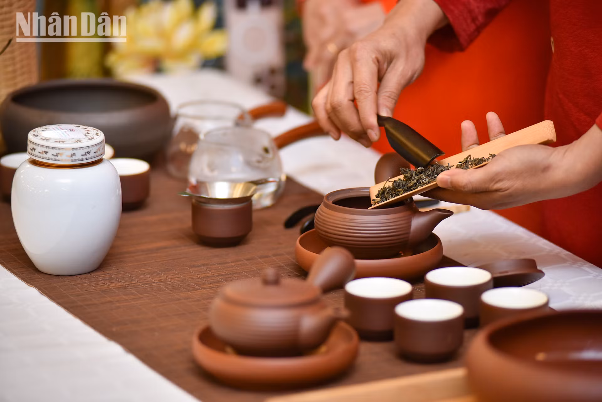Không gian trà Việt tại chương trình “Tinh hoa Việt Nam” mang tới cho bà con, khách mời và bạn bè quốc tế những trải nghiệm ấn tượng về một số loại danh trà hảo hạng của Việt Nam như bạch trà Móng Rồng, bánh trà Bạch Mẫu đơn Shan tuyết cổ thụ, trà xanh Shan tuyết cổ thụ, hồng trà Shan tuyết cổ thụ… Không gian trà Việt tại chương trình “Tinh hoa Việt Nam” mang tới cho bà con, khách mời và bạn bè quốc tế những trải nghiệm ấn tượng về một số loại danh trà hảo hạng của Việt Nam như bạch trà Móng Rồng, bánh trà Bạch Mẫu đơn Shan tuyết cổ thụ, trà xanh Shan tuyết cổ thụ, hồng trà Shan tuyết cổ thụ…