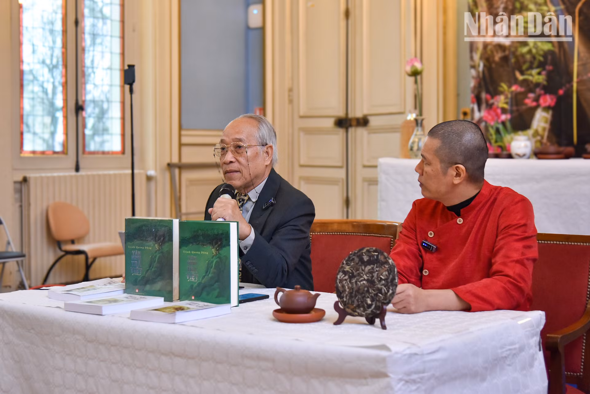Khách mời có dịp được giao lưu, trao đổi cùng nhà khoa học Trịnh Quang Dũng, Viện Hàn lâm Khoa học và Công nghệ Việt Nam, tác giả của cuốn sách “Văn minh Trà Việt”. Tác phẩm được coi như một bách khoa toàn thư, khắc họa rõ nét lịch sử và văn hóa trà và khẳng định: Việt Nam là quê hương của những cây trà cổ thụ trên thế giới. Khách mời có dịp được giao lưu, trao đổi cùng nhà khoa học Trịnh Quang Dũng, Viện Hàn lâm Khoa học và Công nghệ Việt Nam, tác giả của cuốn sách “Văn minh Trà Việt”. Tác phẩm được coi như một bách khoa toàn thư, khắc họa rõ nét lịch sử và văn hóa trà và khẳng định: Việt Nam là quê hương của những cây trà cổ thụ trên thế giới.