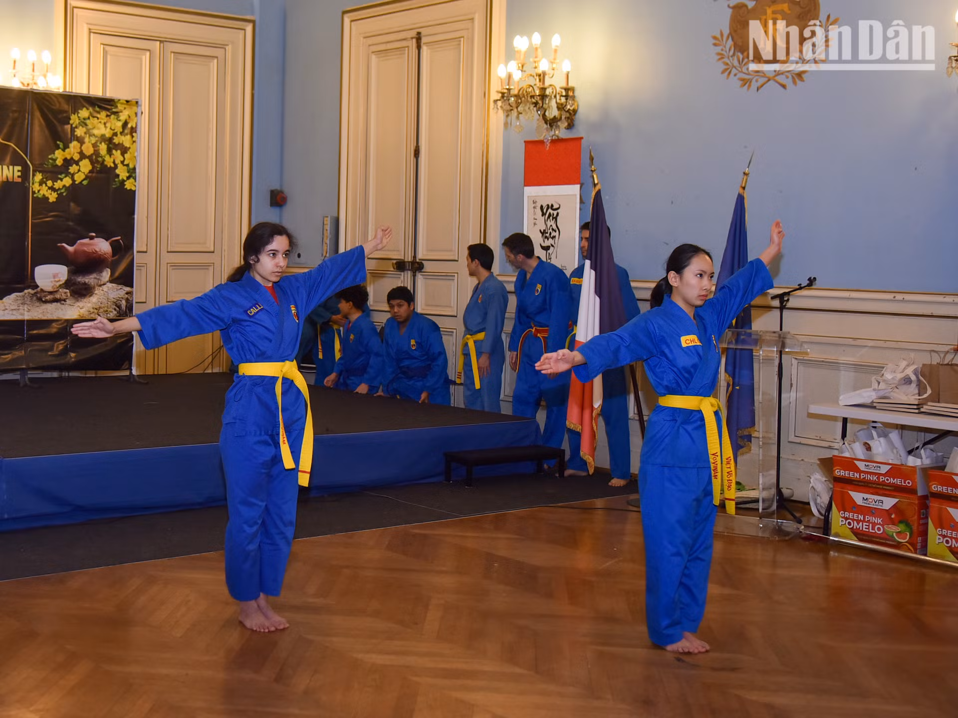 Mở đầu chương trình là những tiết mục biểu diễn võ thuật Vovinam - Việt Võ Đạo thực hiện bởi các võ sư, võ sinh đến từ Liên đoàn võ cổ truyền Việt Nam tại Pháp. Mở đầu chương trình là những tiết mục biểu diễn võ thuật Vovinam - Việt Võ Đạo thực hiện bởi các võ sư, võ sinh đến từ Liên đoàn võ cổ truyền Việt Nam tại Pháp.