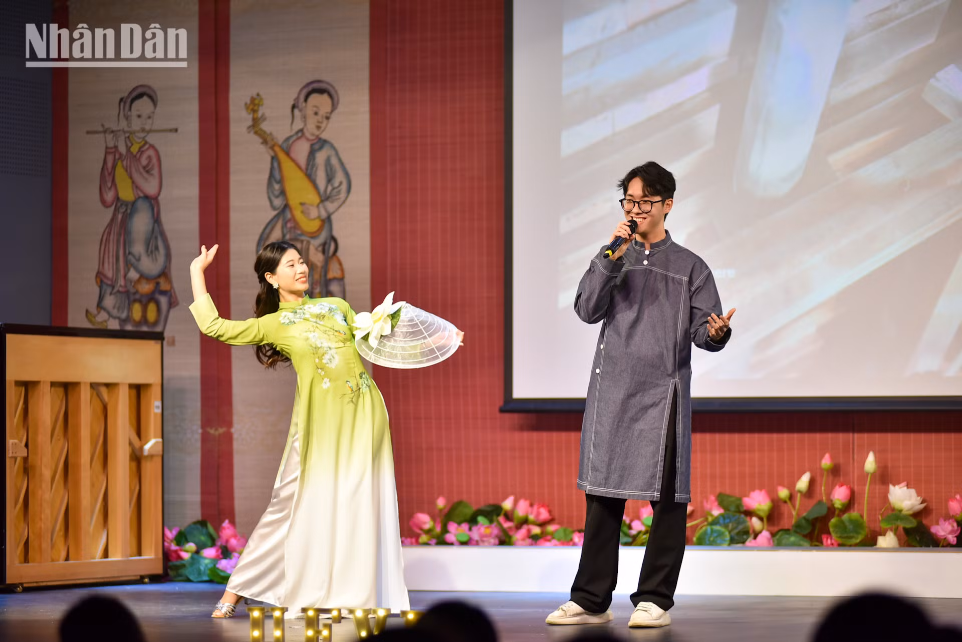 Các tiết mục được trình diễn trong đêm gala là những bài hát mang tính nghệ thuật cao, truyền tải thông điệp sâu sắc về cuộc sống, ca ngợi truyền thống quê hương, đất nước và con người Việt Nam.