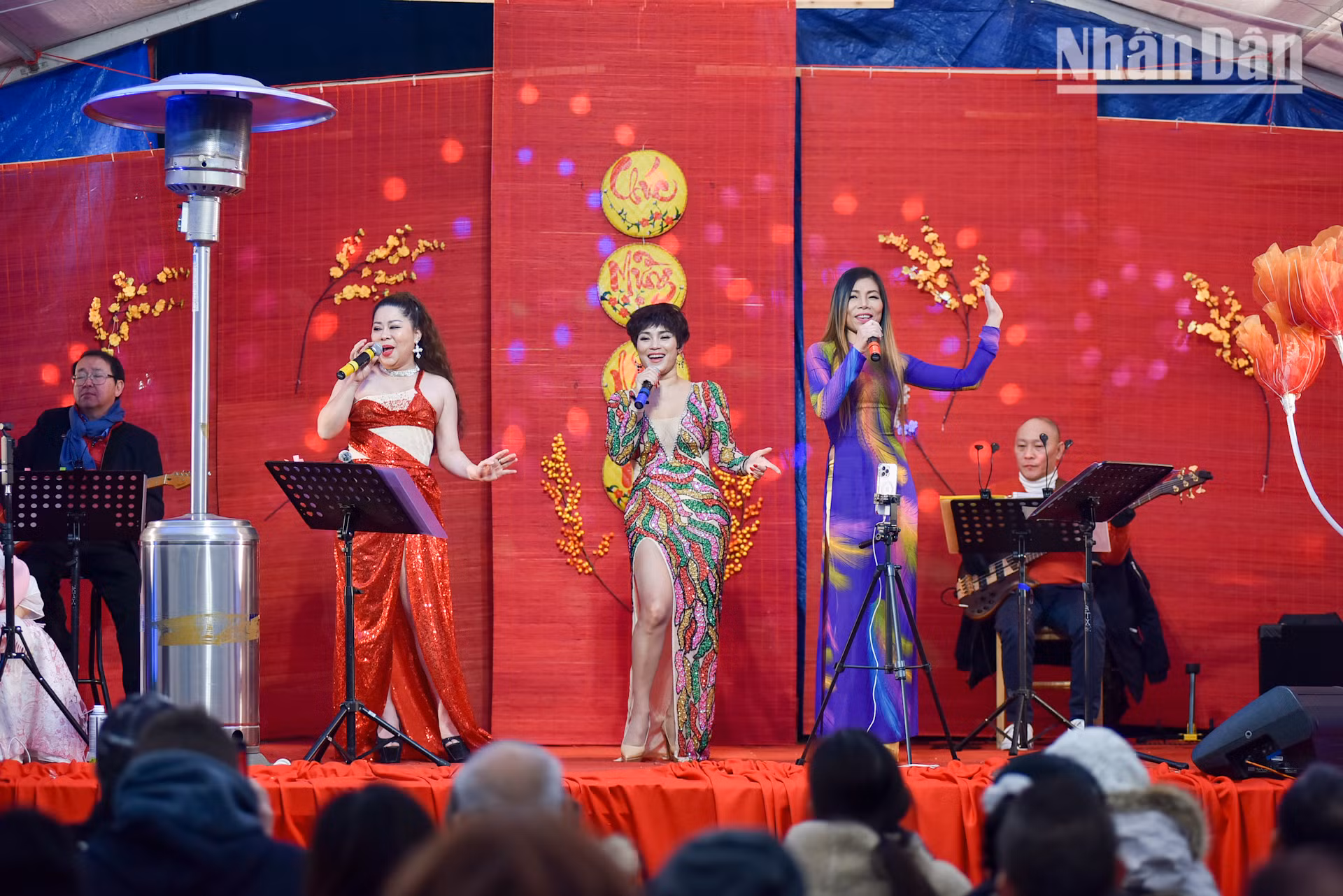 Chương trình nghệ thuật với sự tham gia của các ca sĩ, nhạc công tên tuổi trong cộng đồng được tổ chức thường niên trong mỗi dịp Chợ Tết Thanh Bình Jeune đã trở thành một nét văn hóa đặc sắc, giúp kết nối bà con kiều bào trong không khí ấm áp của ngày Tết cận kề. Chương trình nghệ thuật với sự tham gia của các ca sĩ, nhạc công tên tuổi trong cộng đồng được tổ chức thường niên trong mỗi dịp Chợ Tết Thanh Bình Jeune đã trở thành một nét văn hóa đặc sắc, giúp kết nối bà con kiều bào trong không khí ấm áp của ngày Tết cận kề.