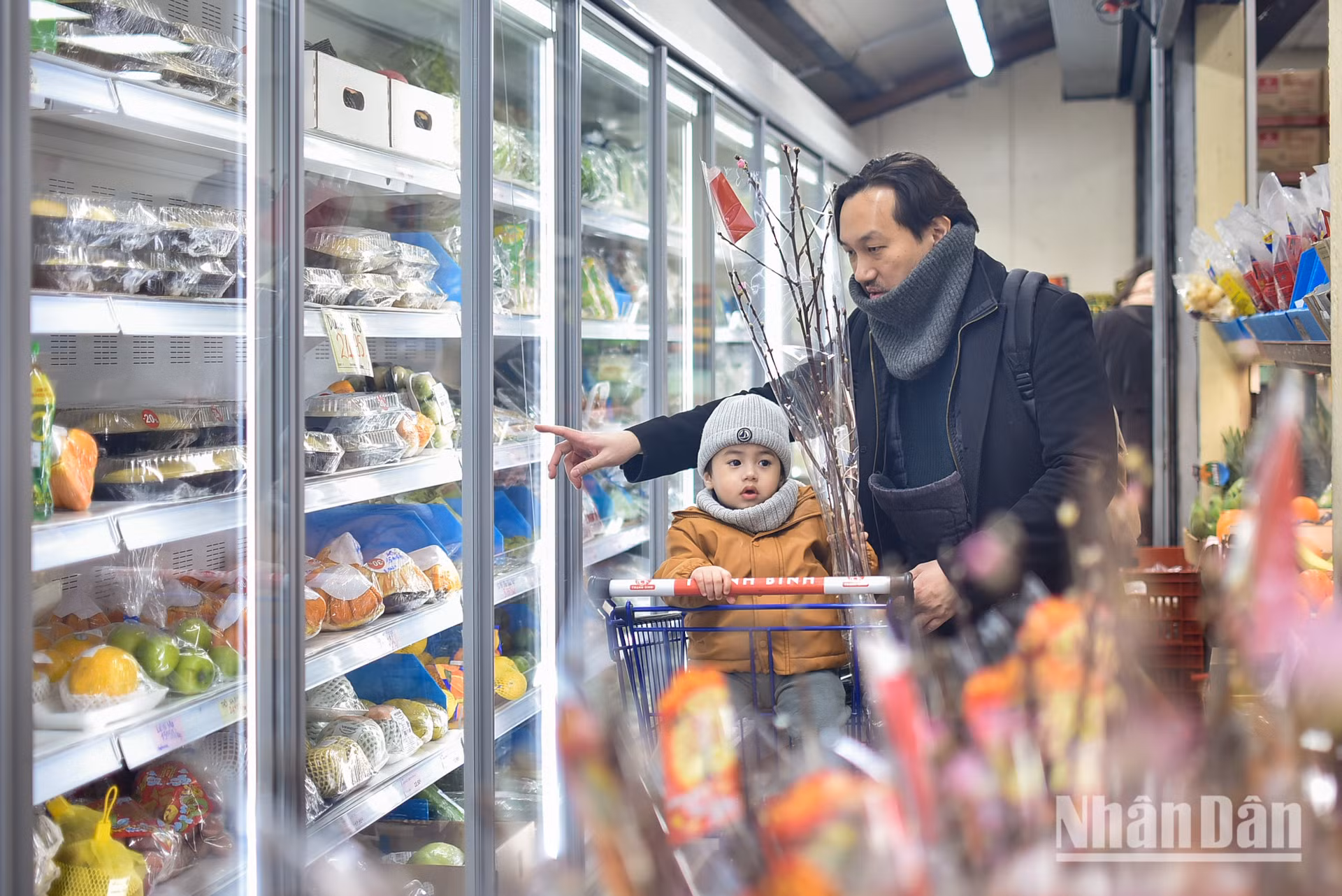 Các loại hoa chơi Tết như đào, mai được bày bán với mức giá không hề rẻ, do phải nhập khẩu qua đường hàng không để bảo đảm độ tươi, vẫn thu hút rất đông người tiêu dùng. Dù tất bật với cuộc sống thường ngày trên đất Pháp, các gia đình Việt vẫn cố gắng đi mua bán, sắm sửa cho một cái Tết đủ đầy, đậm vị văn hóa truyền thống dân tộc. Các loại hoa chơi Tết như đào, mai được bày bán với mức giá không hề rẻ, do phải nhập khẩu qua đường hàng không để bảo đảm độ tươi, vẫn thu hút rất đông người tiêu dùng. Dù tất bật với cuộc sống thường ngày trên đất Pháp, các gia đình Việt vẫn cố gắng đi mua bán, sắm sửa cho một cái Tết đủ đầy, đậm vị văn hóa truyền thống dân tộc.