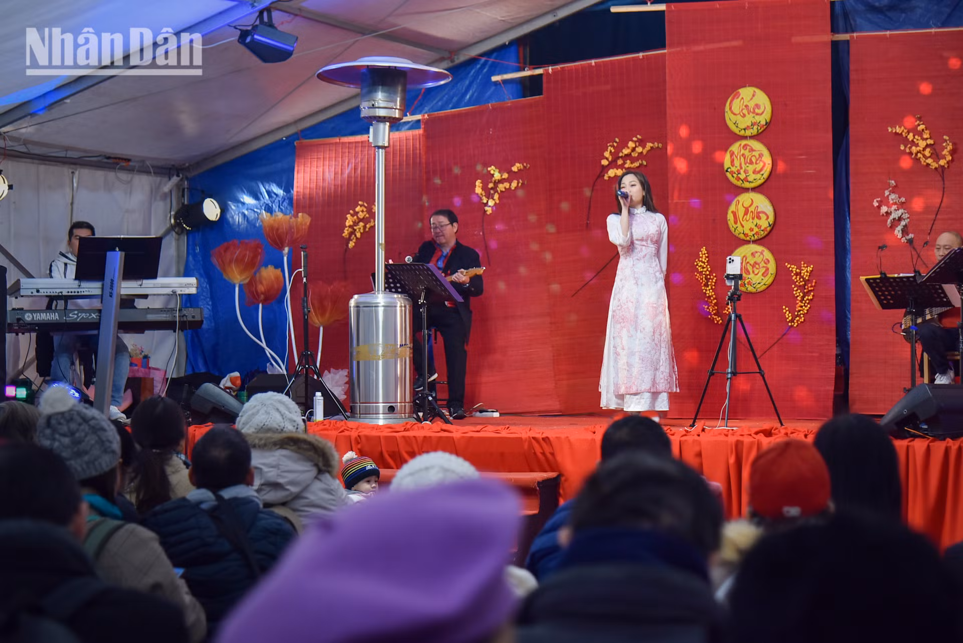 Chợ Tết Thanh Bình Jeune từ lâu không chỉ là cuộc dạo chơi ẩm thực cho bà con kiều bào mỗi dịp Tết đến, Xuân về, mà còn luôn dành cho cộng đồng một “bữa tiệc âm nhạc” sôi động với những ca khúc mừng Xuân rộn ràng quen thuộc, dàn dựng công phu, đặc sắc và mang nhiều thông điệp ý nghĩa về quê hương. Chợ Tết Thanh Bình Jeune từ lâu không chỉ là cuộc dạo chơi ẩm thực cho bà con kiều bào mỗi dịp Tết đến, Xuân về, mà còn luôn dành cho cộng đồng một “bữa tiệc âm nhạc” sôi động với những ca khúc mừng Xuân rộn ràng quen thuộc, dàn dựng công phu, đặc sắc và mang nhiều thông điệp ý nghĩa về quê hương.