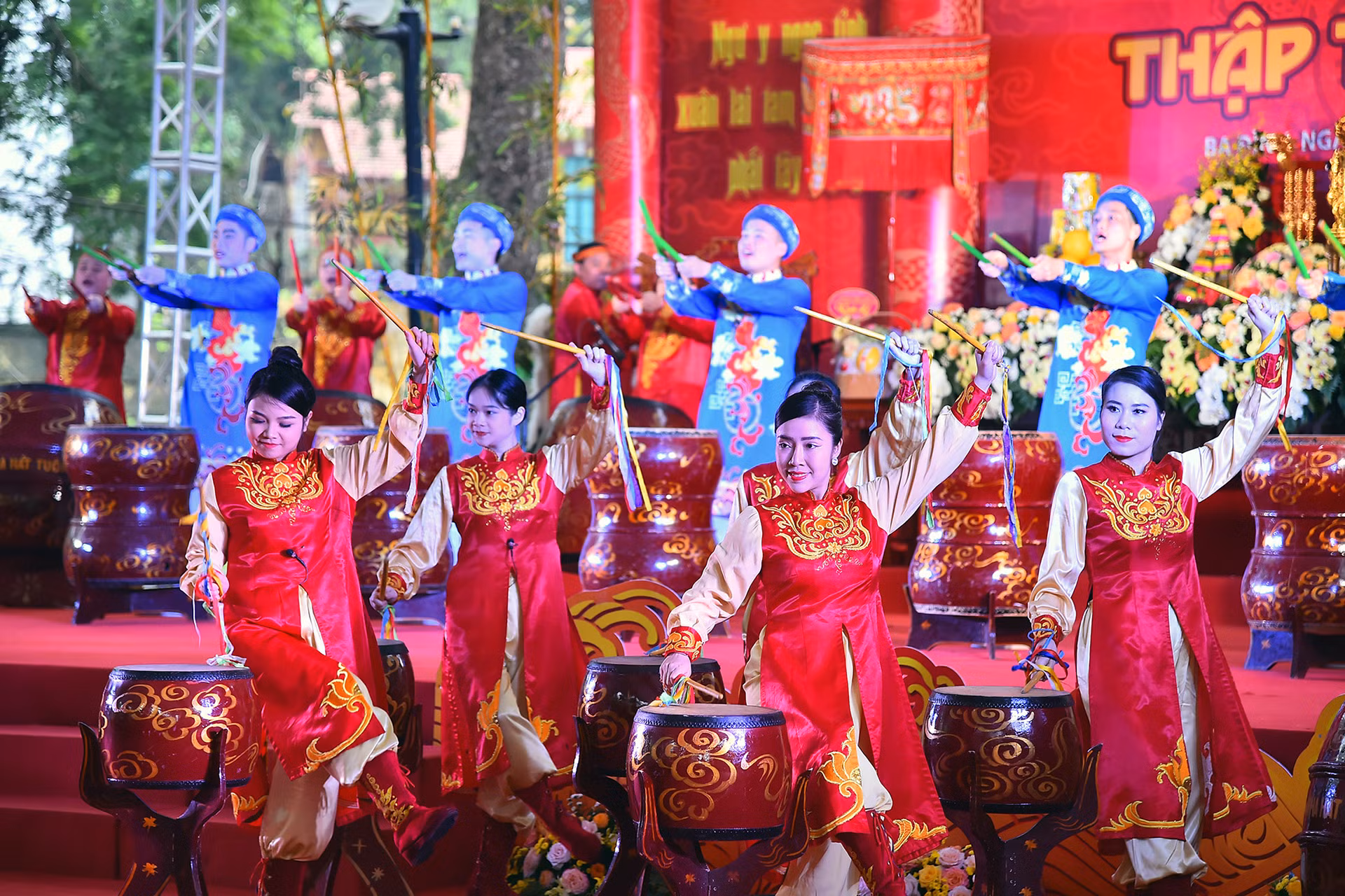 Tiếng trống hội hào hùng chào mừng chương trình khai mạc Lễ hội kỷ niệm 980 năm Thập tam trại.