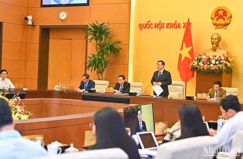 Về công tác lập pháp, Chủ tịch Quốc hội cho biết, Ủy ban Thường vụ Quốc hội sẽ cho ý kiến về 3 dự án luật và 2 dự thảo nghị quyết của Quốc hội; xem xét đề nghị xây dựng dự án Luật Chuyển đổi giới tính… Về công tác lập pháp, Chủ tịch Quốc hội cho biết, Ủy ban Thường vụ Quốc hội sẽ cho ý kiến về 3 dự án luật và 2 dự thảo nghị quyết của Quốc hội; xem xét đề nghị xây dựng dự án Luật Chuyển đổi giới tính…