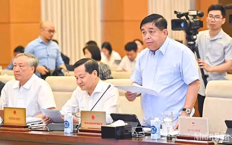 Bộ trưởng Kế hoạch và Đầu tư Nguyễn Chí Dũng trình bày báo cáo về kinh tế-xã hội. Bộ trưởng Kế hoạch và Đầu tư Nguyễn Chí Dũng trình bày báo cáo về kinh tế-xã hội.