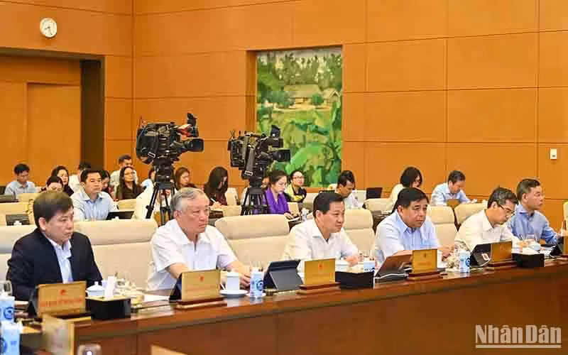 Chánh án Tòa án nhân dân tối cao Nguyễn Hòa Bình, Phó Thủ tướng Chính phủ Lê Minh Khái cùng lãnh đạo các Bộ, ngành và các đại biểu dự phiên họp. Chánh án Tòa án nhân dân tối cao Nguyễn Hòa Bình, Phó Thủ tướng Chính phủ Lê Minh Khái cùng lãnh đạo các Bộ, ngành và các đại biểu dự phiên họp.