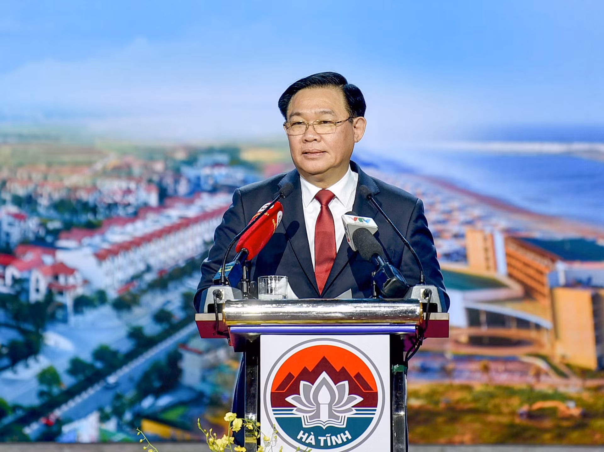 Chủ tịch Quốc hội Vương Đình Huệ phát biểu chỉ đạo hội nghị.