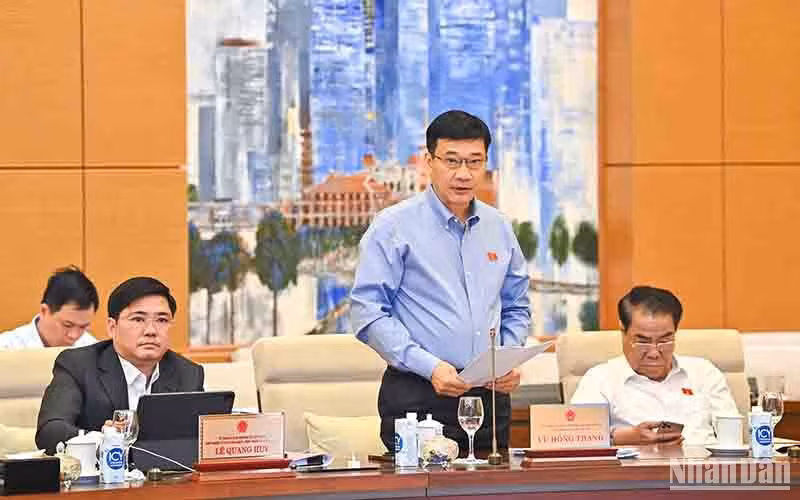 Chủ nhiệm Ủy ban Kinh tế Vũ Hồng Thanh trình bày báo cáo thẩm tra về báo cáo kinh tế-xã hội. Chủ nhiệm Ủy ban Kinh tế Vũ Hồng Thanh trình bày báo cáo thẩm tra về báo cáo kinh tế-xã hội.