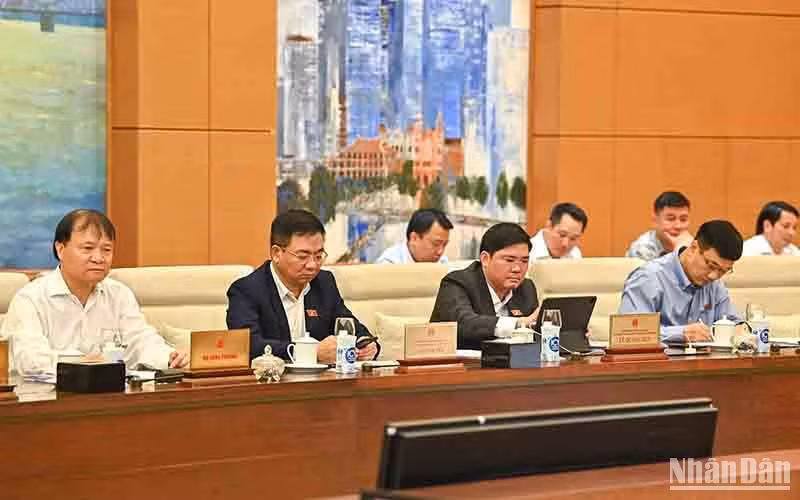 Các Ủy viên Ủy ban Thường vụ Quốc hội, lãnh đạo các Ủy ban của Quốc hội và các đại biểu dự phiên họp. Các Ủy viên Ủy ban Thường vụ Quốc hội, lãnh đạo các Ủy ban của Quốc hội và các đại biểu dự phiên họp.