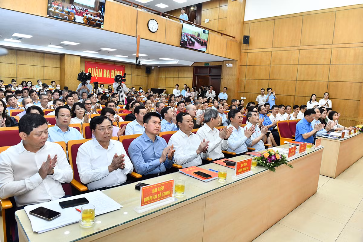 Các đại biểu và cử tri các quận Ba Đình, Đống Đa và Hai Bà Trưng tham dự hội nghị. Các đại biểu và cử tri các quận Ba Đình, Đống Đa và Hai Bà Trưng tham dự hội nghị.
