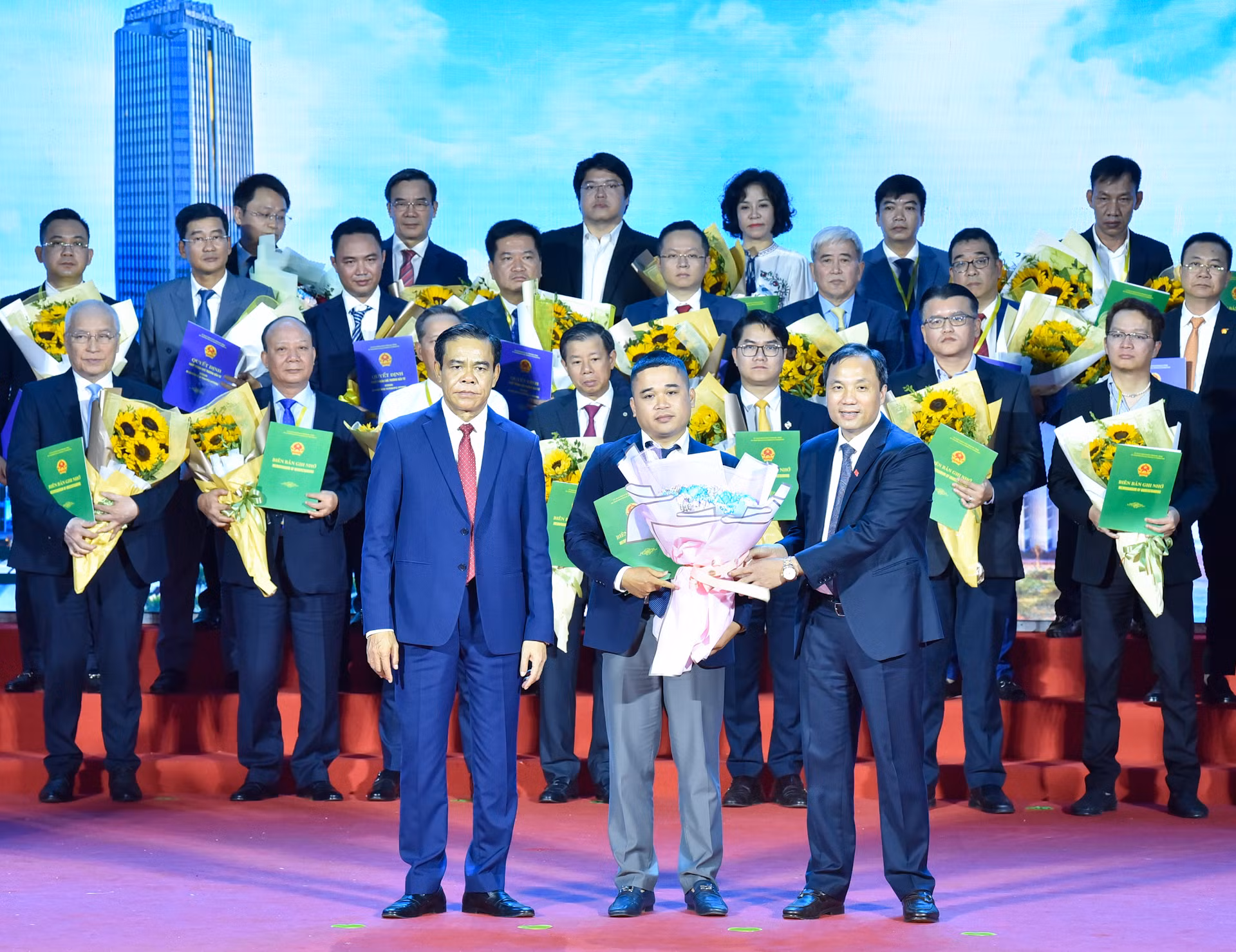 Bí thư Tỉnh ủy Hà Tĩnh Hoàng Trung Dũng và Chủ tịch Ủy ban nhân dân tỉnh Hà Tĩnh trao Quyết định chấp thuận chủ trương đầu tư và biên bản ghi nhớ hợp tác đầu tư cho các doanh nghiệp.