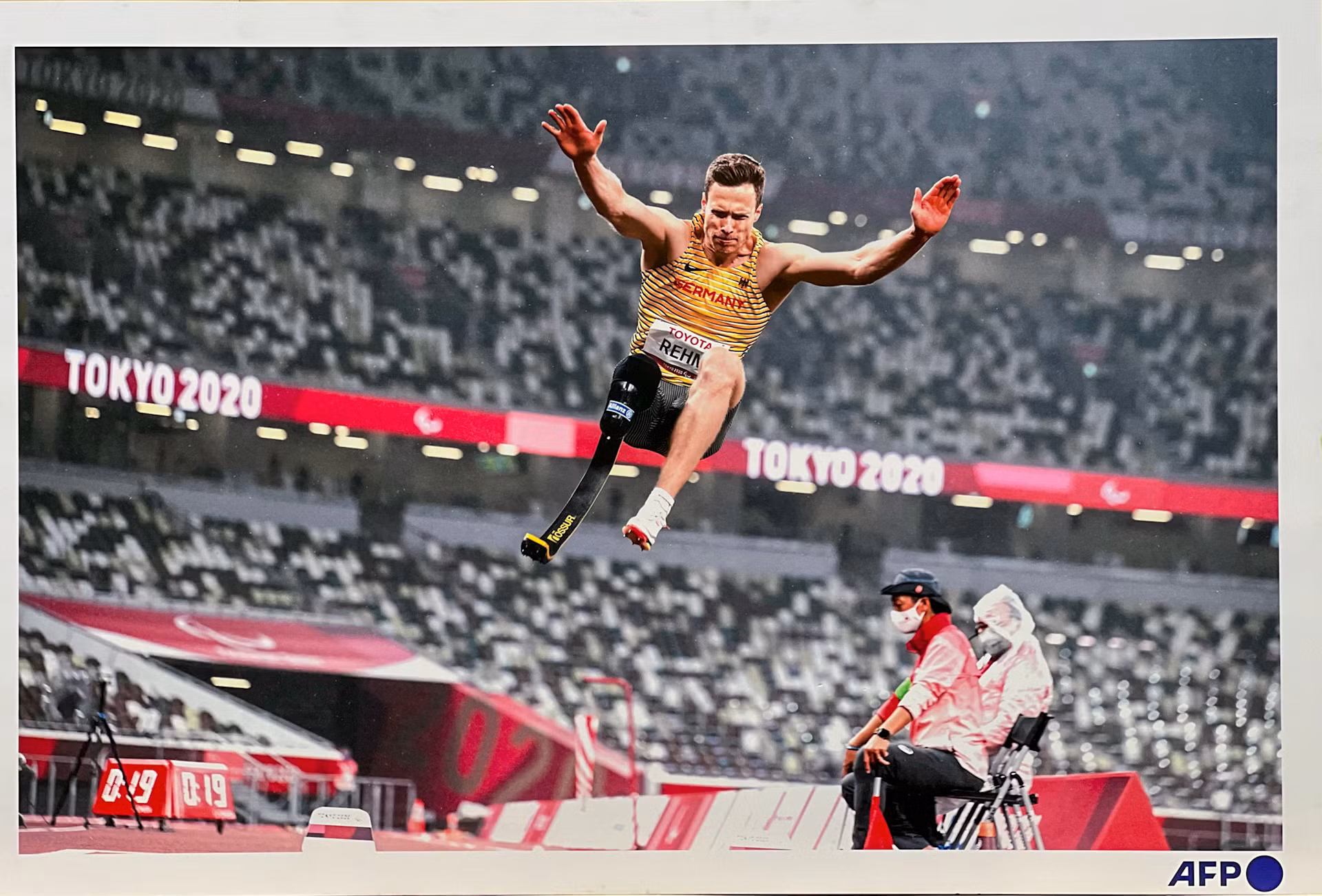 Bức ảnh “Vận động viên Markus Rehm (Đức) tranh tài tại Paralympic Tokyo 2020”. Bức ảnh “Vận động viên Markus Rehm (Đức) tranh tài tại Paralympic Tokyo 2020”.