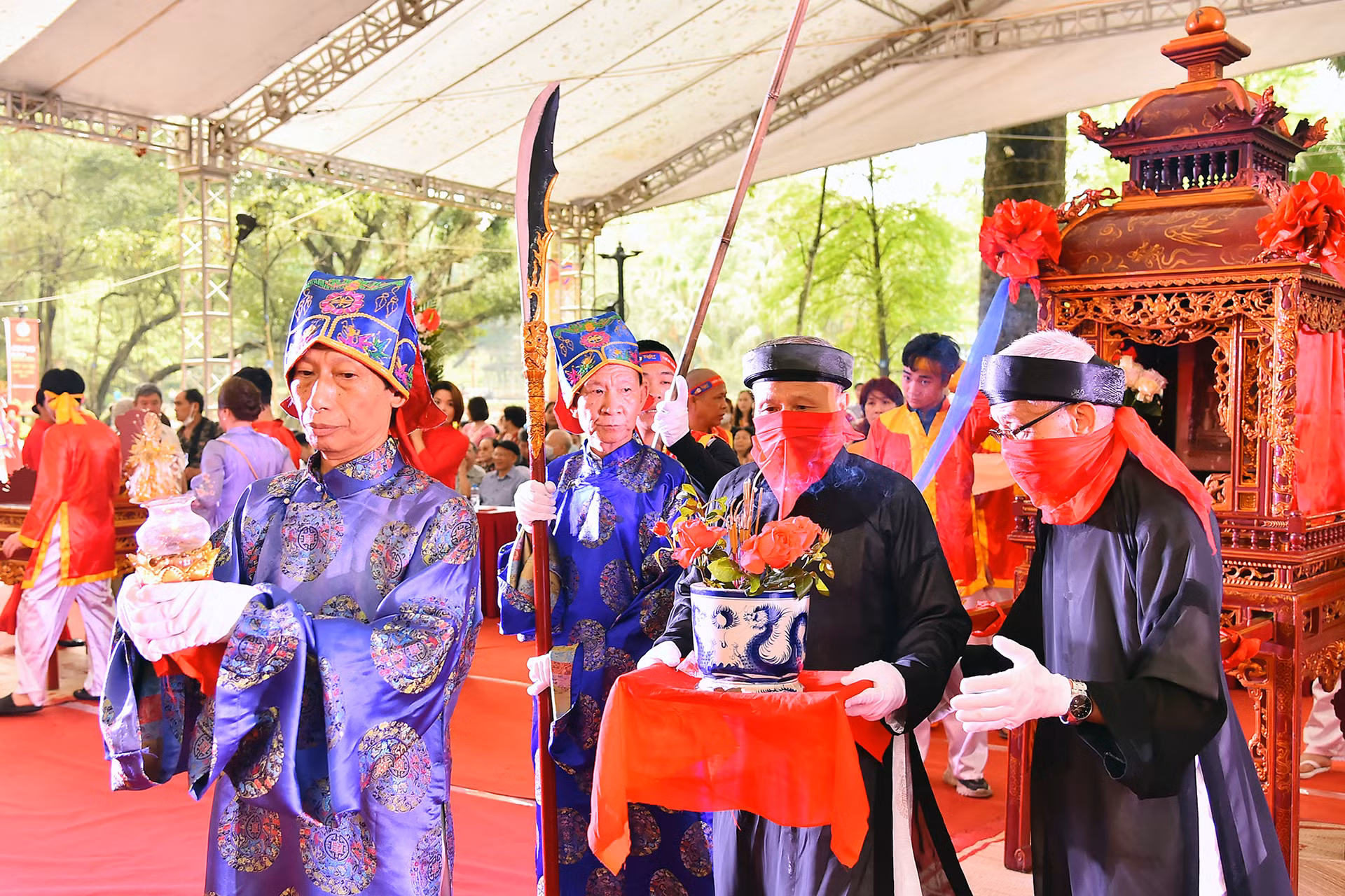 Vua bèn cấp cho dân các trại 300 quan tiền để làm tiền hương hỏa, cho dân các trại lập miếu, đền để tế tự, muôn đời cúng lễ. Hằng năm, cứ vào ngày 23/3 Âm lịch, người dân Thập tam trại lại tổ chức mừng ngày đức “Thánh Tổ” họ Hoàng đưa dân sang khai hoang lập ấp phía tây kinh thành: “Nhớ ngày hai ba tháng ba/Dân trại ta vượt Nhị Hà thăm quê/Kinh quán cựu quán đề huề/Hồ Tây cá nhảy đi về trong mây”.
