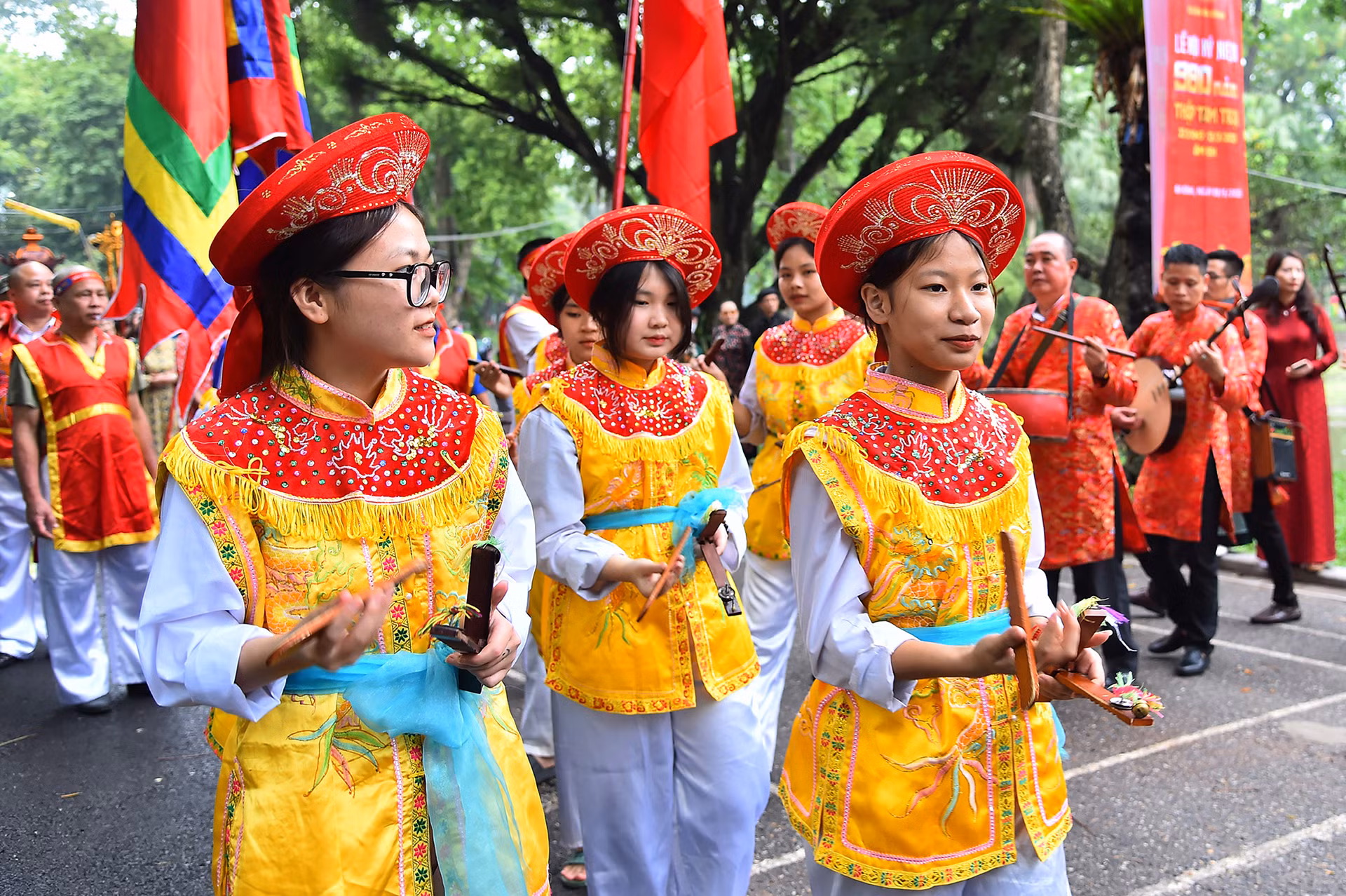 Vua thấy ông là người tài giỏi lập tức ban thưởng tước lộc, phong làm Thái giám nội thị tự khanh, thưởng vàng 100 cân, lụa 100 tấm gọi là ân thưởng nhưng ông không nhận, ông làm tờ biểu tâu Vua cho dân nghèo ở bản quán được phân bổ về phía tây thành Thăng Long, phía sau chùa Bảo Tự, lập thành 13 trại, mở mang nghề nông nghiệp trồng rau, trồng hoa, trồng cây thuốc nam.