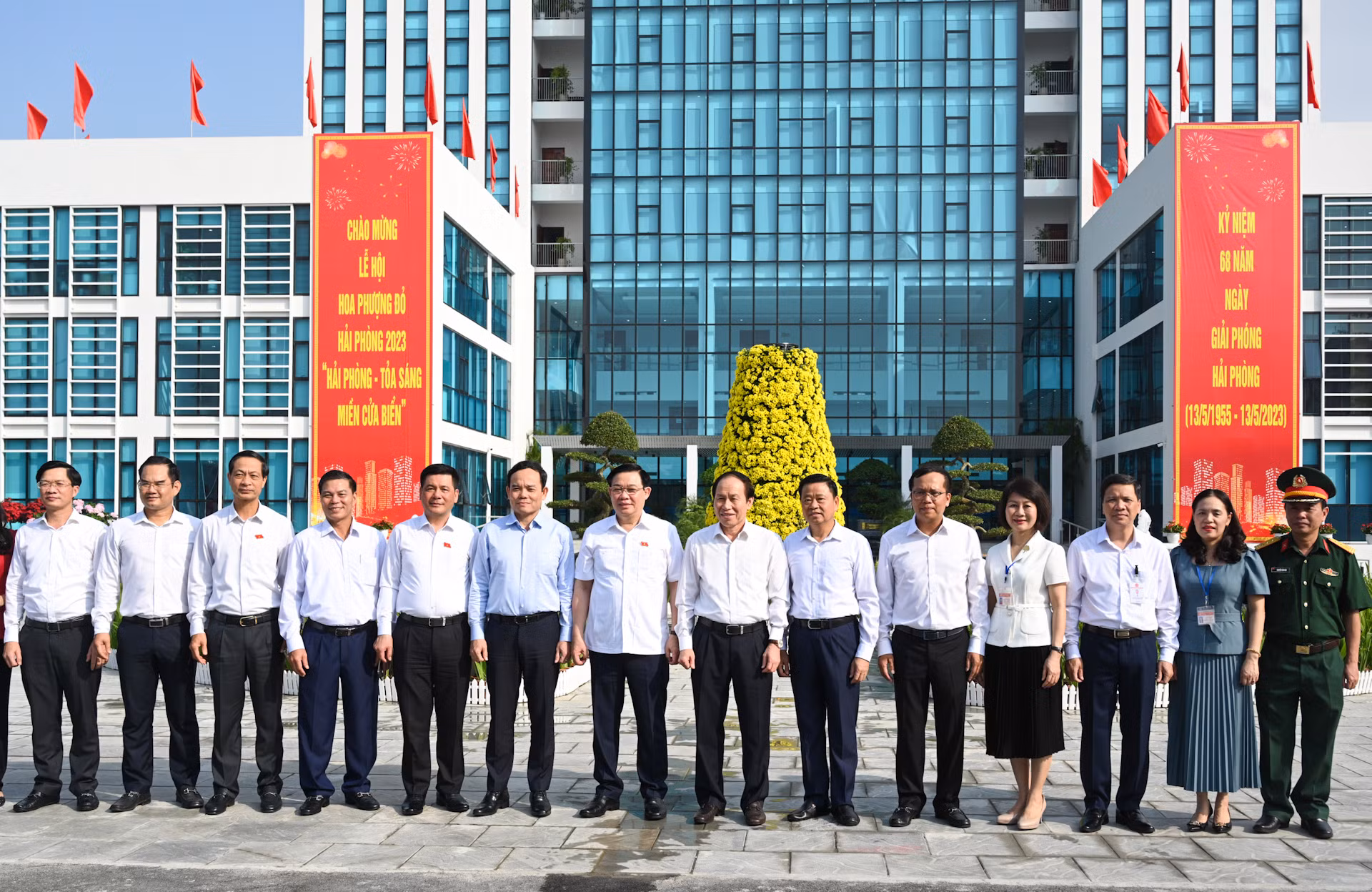 Chủ tịch Quốc hội Vương Đình Huệ chụp ảnh lưu niệm với các đại biểu dự hội nghị.