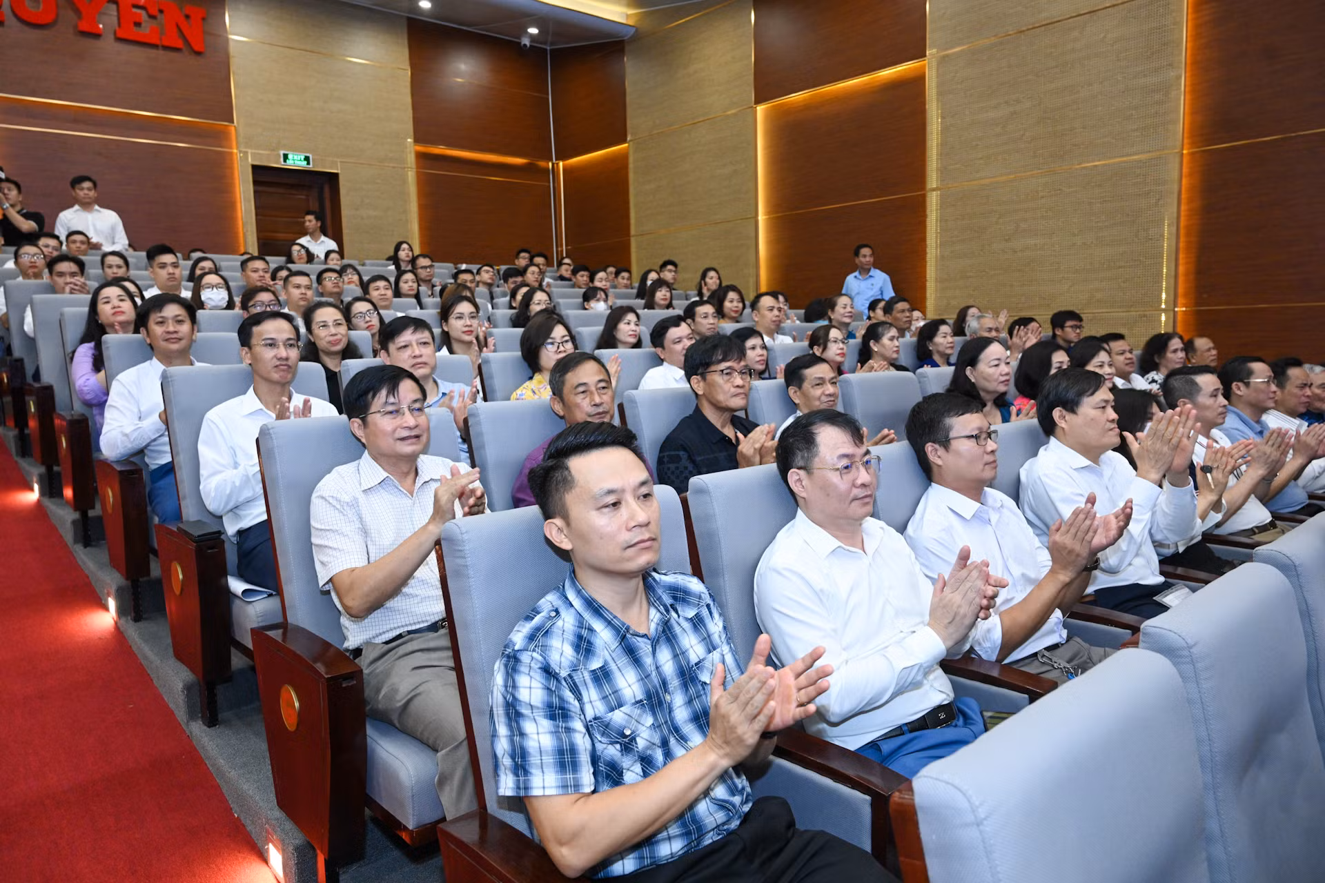 Đông đảo cử tri quận Ngô Quyền tham dự hội nghị.