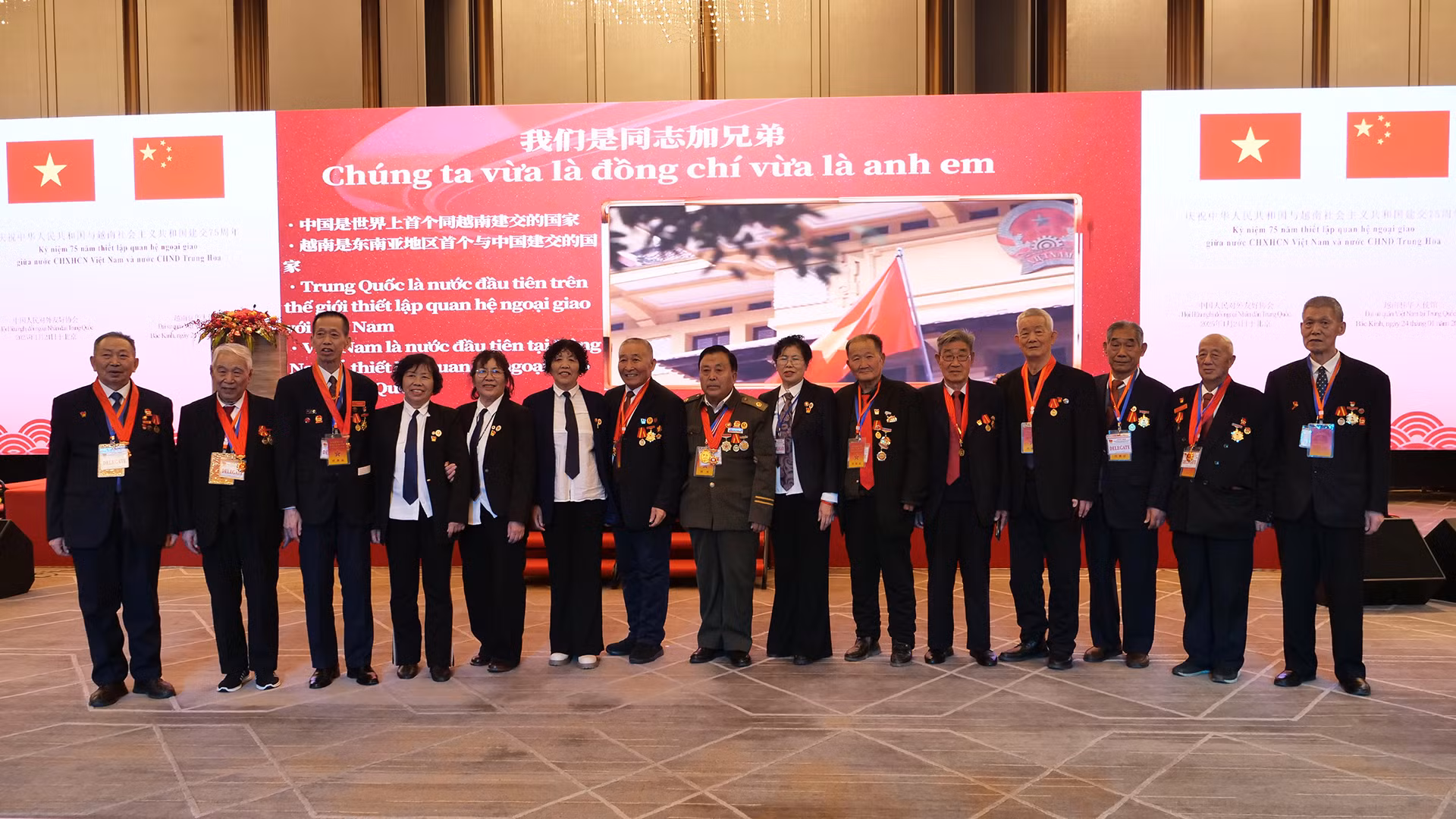 Các cựu chiến binh từng tham gia giúp đỡ Việt Nam trong cuộc kháng chiến chống Mỹ, cứu nước chụp ảnh lưu niệm tại Lễ kỷ niệm 75 năm thiết lập quan hệ ngoại giao Việt Nam-Trung Quốc, tại Bắc Kinh. Ảnh: HỒ QUÂN 