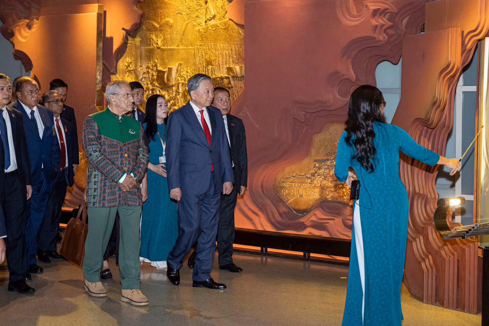 [Ảnh] Chủ tịch nước Tô Lâm cùng Tổng thống Timor Leste José Ramos-Horta tham quan Bảo tàng Hồ Chí Minh ảnh 6