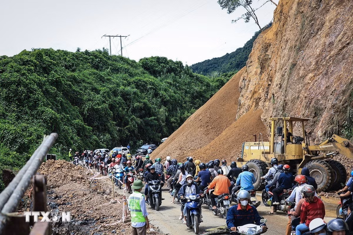 Người và phương tiện giao thông di chuyển chậm nối nhau đi qua điểm sạt lở tại dốc Cun, lý trình Km79+335, Quốc lộ 6, thuộc địa phận phường Thống Nhất, thành phố Hòa Bình. Người và phương tiện giao thông di chuyển chậm nối nhau đi qua điểm sạt lở tại dốc Cun, lý trình Km79+335, Quốc lộ 6, thuộc địa phận phường Thống Nhất, thành phố Hòa Bình.