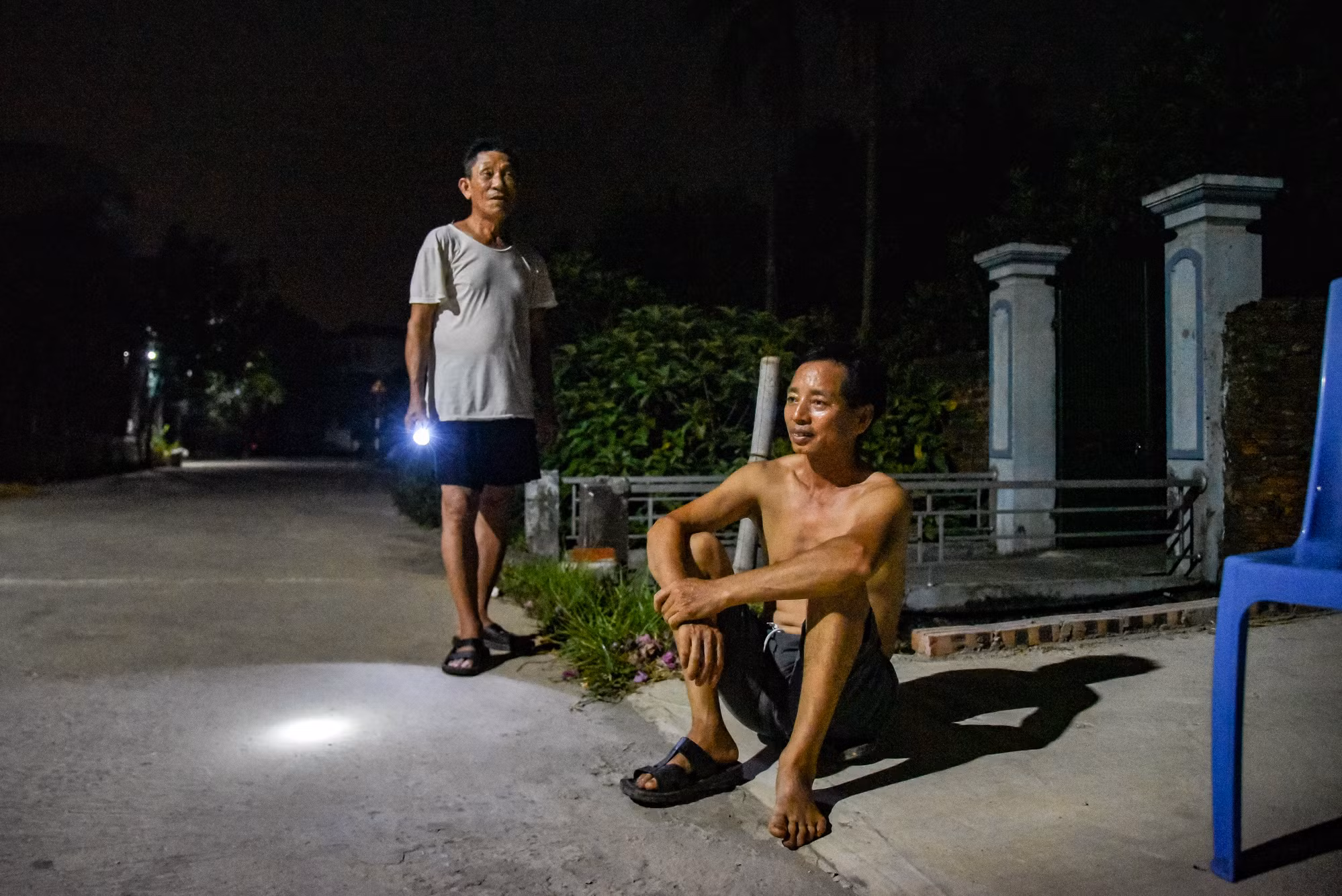Vì mất điện từ sáng tới tận đêm khuya, anh Minh (một hộ dân ở thôn Ngọc Bài, Quốc Oai) chia sẻ: “Do quá nóng nên chúng tôi phải ra ngoài ngồi hóng mát, nếu tình trạng mất điện này diễn ra liên tục thì chúng tôi chắc không thể chịu được. Thời tiết oi bức như này thì khổ nhất là người già và trẻ nhỏ”.