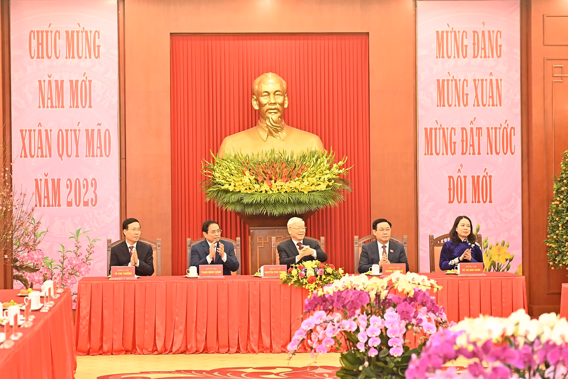 Tổng Bí thư Nguyễn Phú Trọng cùng các đồng chí lãnh đạo Đảng, Nhà nước dự chúc Tết.