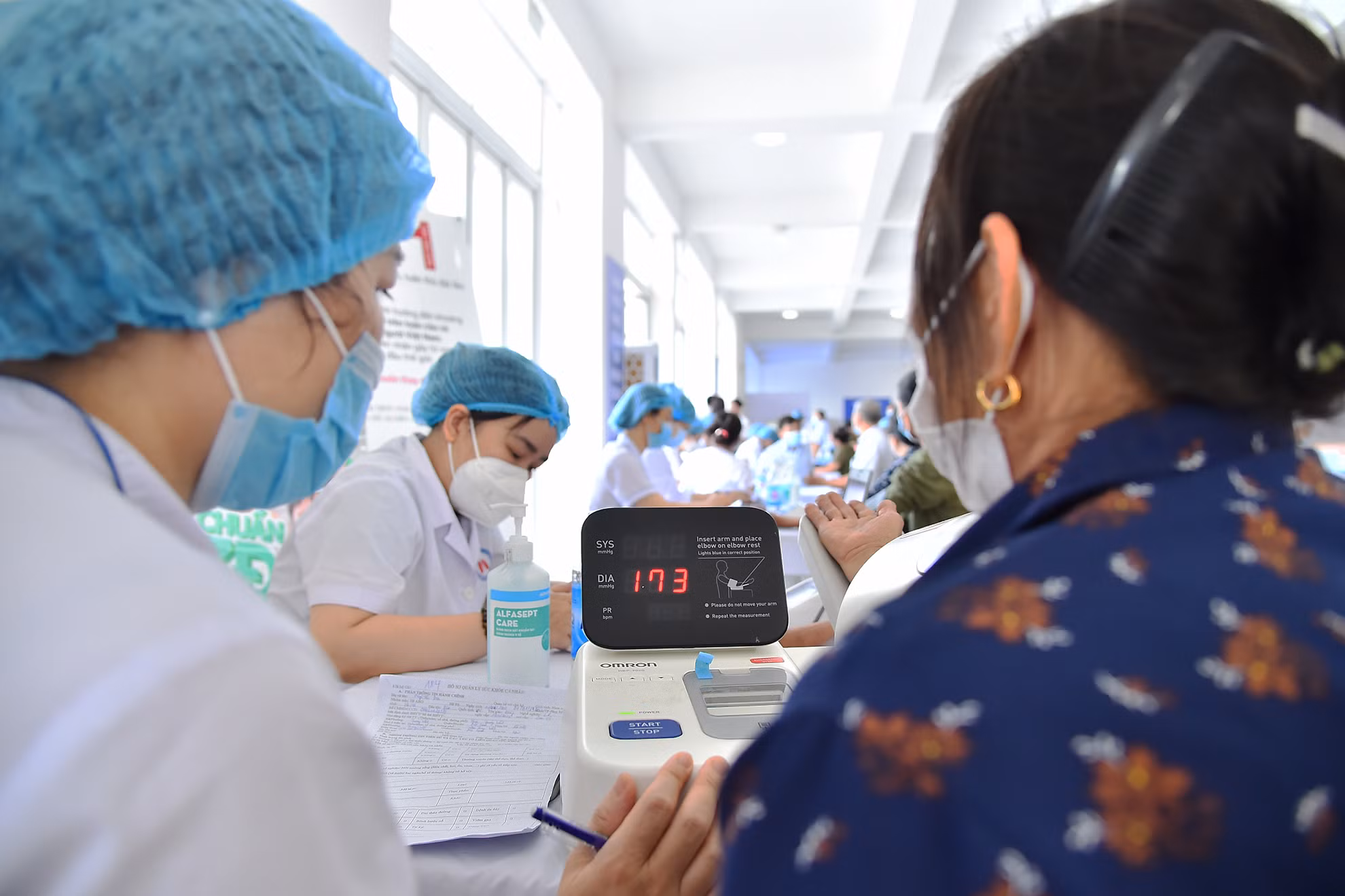 Nội dung khám, lập hồ sơ quản lý sức khỏe cho người dân được thực hiện theo các nội dung: Đo huyết áp, nhịp thở, thị lực; Khám nội tổng quát: tim mạch, hô hấp, tiêu hóa, tiết niệu, cơ xương khớp, thần kinh, tâm thần; Khám ngoại tổng hợp: da liễu, vận động; Khám chuyên khoa: tai-mũi-họng, răng-hàm-mặt, mắt; Khám cận lâm sàng đối với các trường hợp cần thiết có chỉ định; Kết luận tình trạng sức khỏe và tổ chức nhập liệu sức khỏe vào phần mềm ngay trong buổi khám.