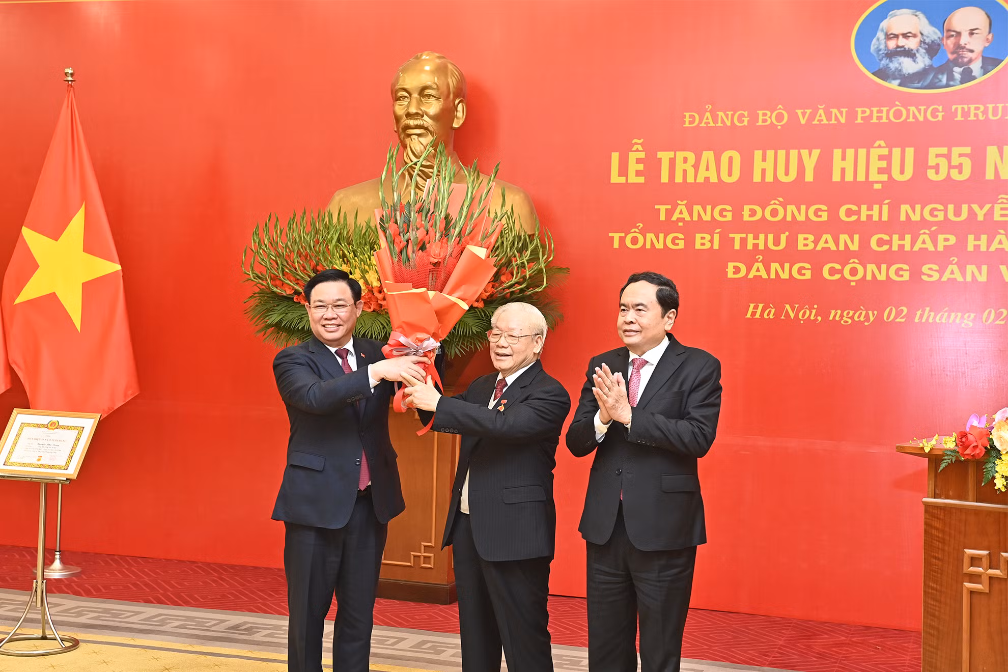 Chủ tịch Quốc hội Vương Đình Huệ và Phó Chủ tịch Thường trực Quốc hội Trần Thanh Mẫn chúc mừng Tổng Bí thư Nguyễn Phú Trọng. Chủ tịch Quốc hội Vương Đình Huệ và Phó Chủ tịch Thường trực Quốc hội Trần Thanh Mẫn chúc mừng Tổng Bí thư Nguyễn Phú Trọng.