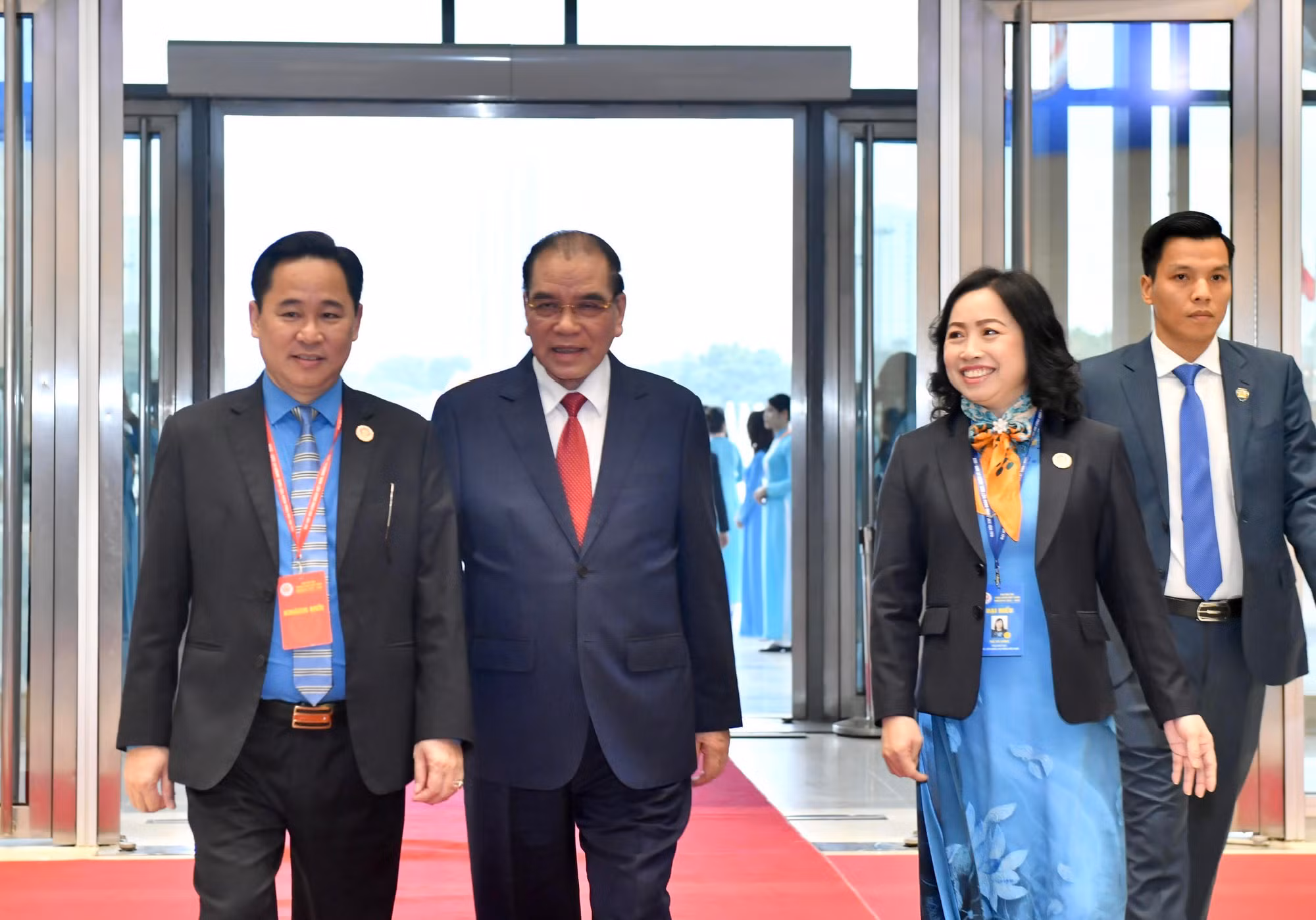 Nguyên Tổng Bí thư Nông Đức Mạnh đến dự đại hội. Nguyên Tổng Bí thư Nông Đức Mạnh đến dự đại hội.