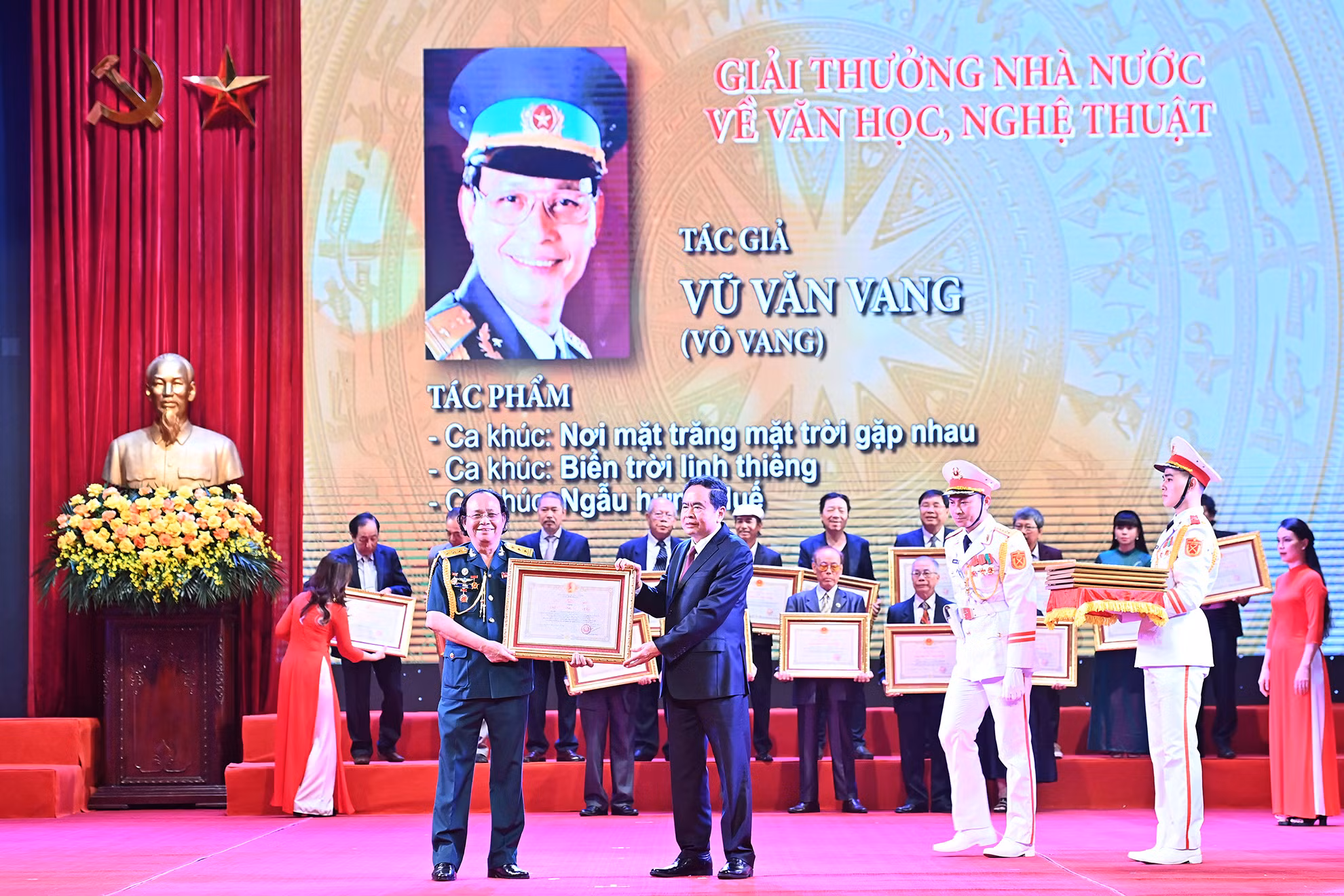 Phó Chủ tịch Thường trực Quốc hội Trần Thanh Mẫn trao Giải thưởng Nhà nước tặng các tác giả, đại diện gia đình tác giả.
