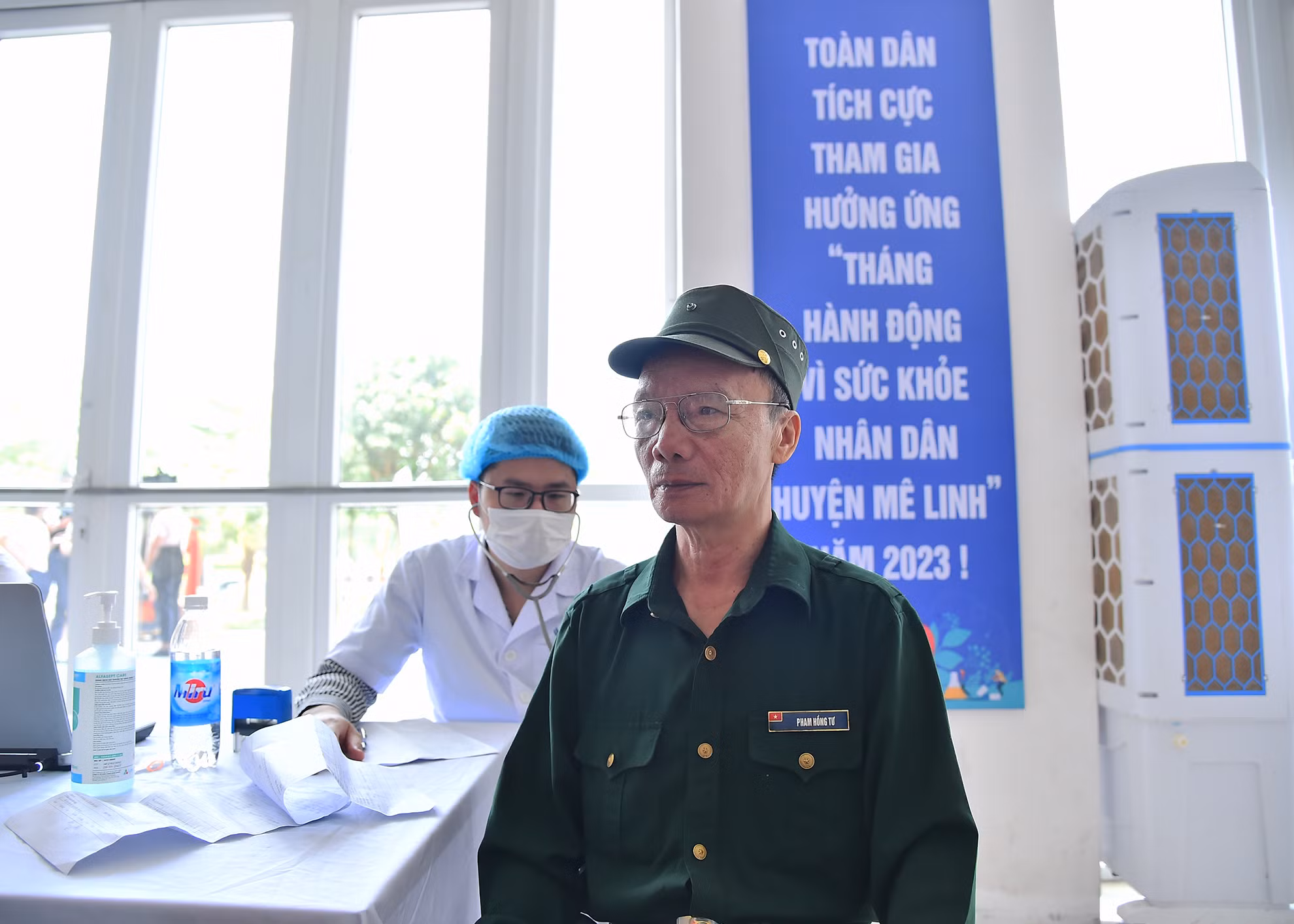 Sau khi khám xong, người dân được hướng dẫn cài ứng dụng trên điện thoại thông minh để có thể tra cứu ngay kết quả và theo dõi thông tin sức khỏe của bản thân.