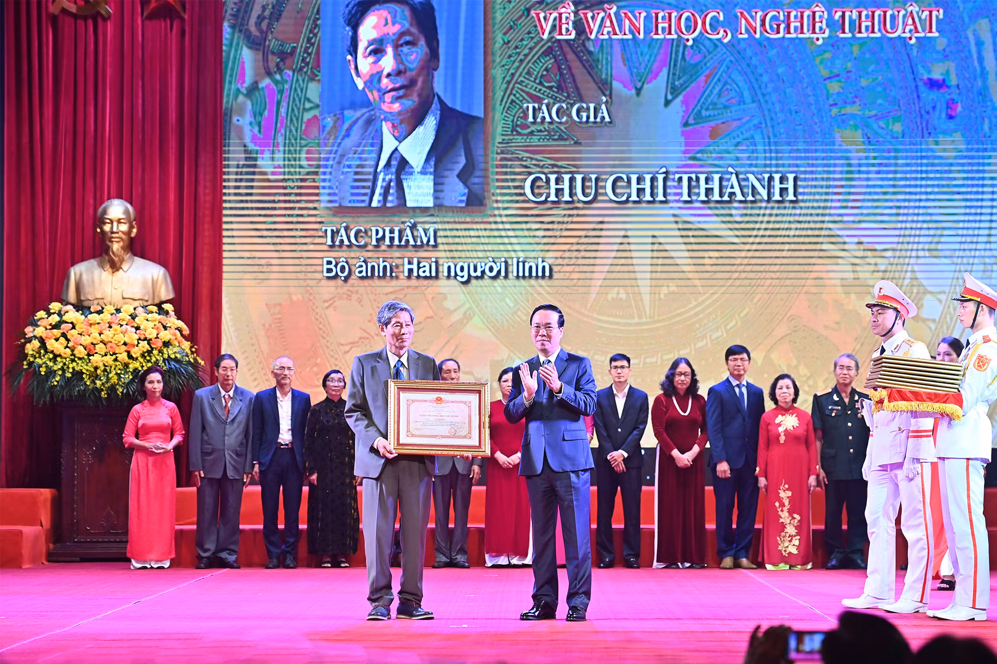 Chủ tịch nước Võ Văn Thưởng trao tặng Giải thưởng Hồ Chí Minh cho các tác giả, đại diện gia đình các tác giả.