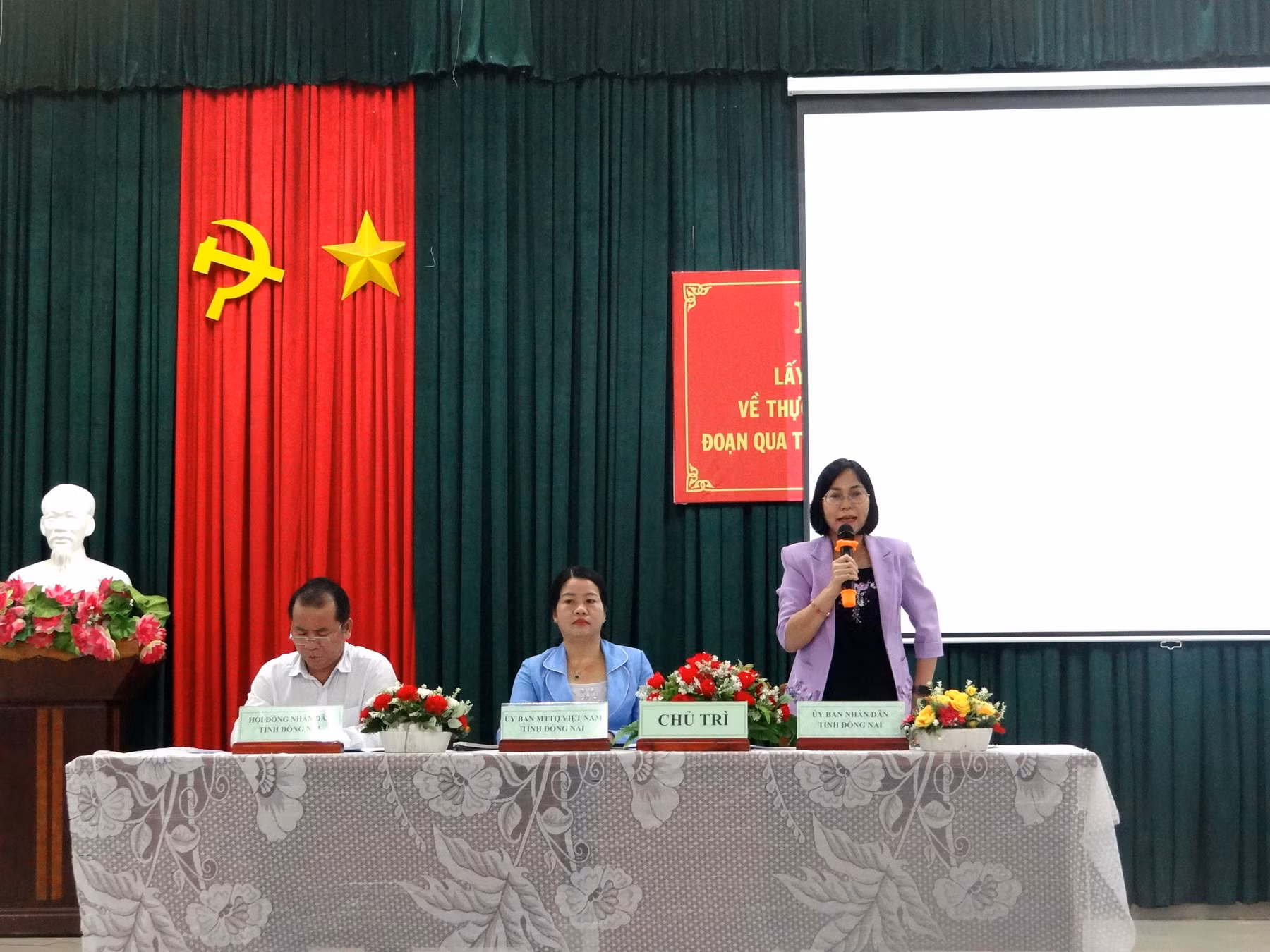 Phó Chủ tịch Ủy ban nhân dân tỉnh Đồng Nai trả lời kiến nghị của người dân tại buổi lấy ý kiến về dự án đường Vành đai 3 Thành phố Hồ Chí Minh tại xã Vĩnh Thanh, huyện Nhơn Trạch.