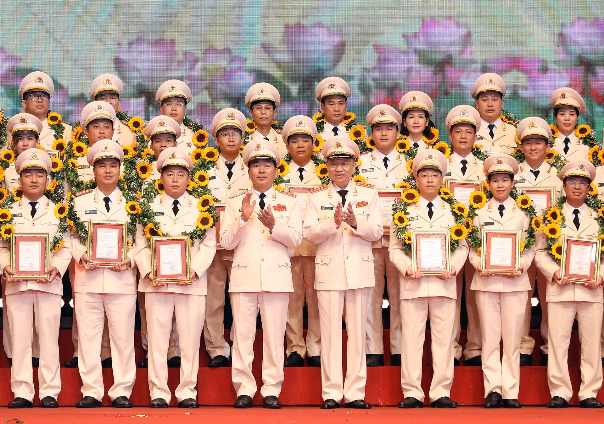 Bộ trưởng Công an Tô Lâm và Thứ trưởng Công an Trần Quốc Tỏ tuyên dương các điển hình tiên tiến trong học tập, thực hiện Sáu điều Bác Hồ dạy. Bộ trưởng Công an Tô Lâm và Thứ trưởng Công an Trần Quốc Tỏ tuyên dương các điển hình tiên tiến trong học tập, thực hiện Sáu điều Bác Hồ dạy.