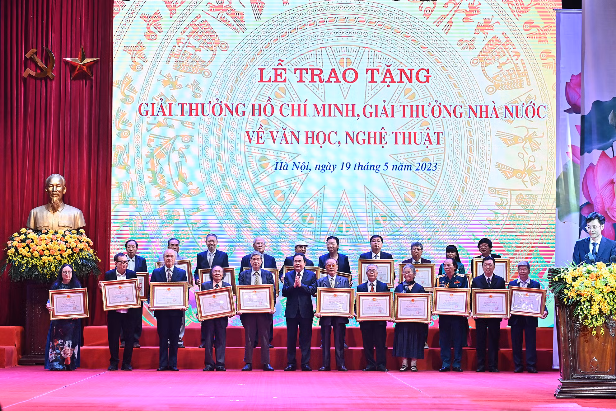 Phó Chủ tịch Thường trực Quốc hội Trần Thanh Mẫn trao Giải thưởng Nhà nước tặng các tác giả, đại diện gia đình tác giả.