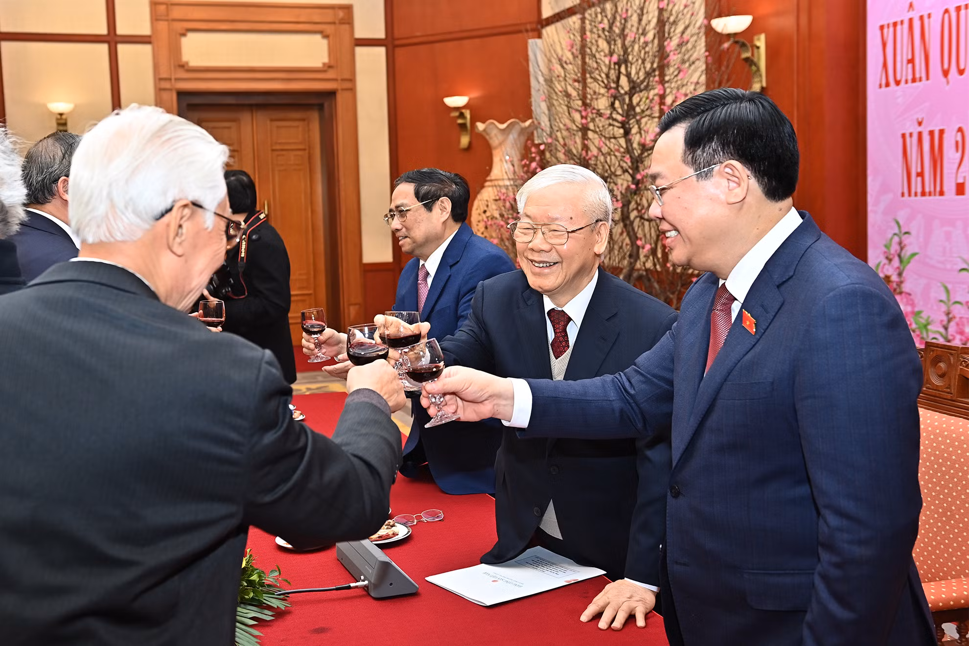 Tổng Bí thư Nguyễn Phú Trọng chúc Tết các đồng chí lãnh đạo và nguyên lãnh đạo Đảng, Nhà nước.