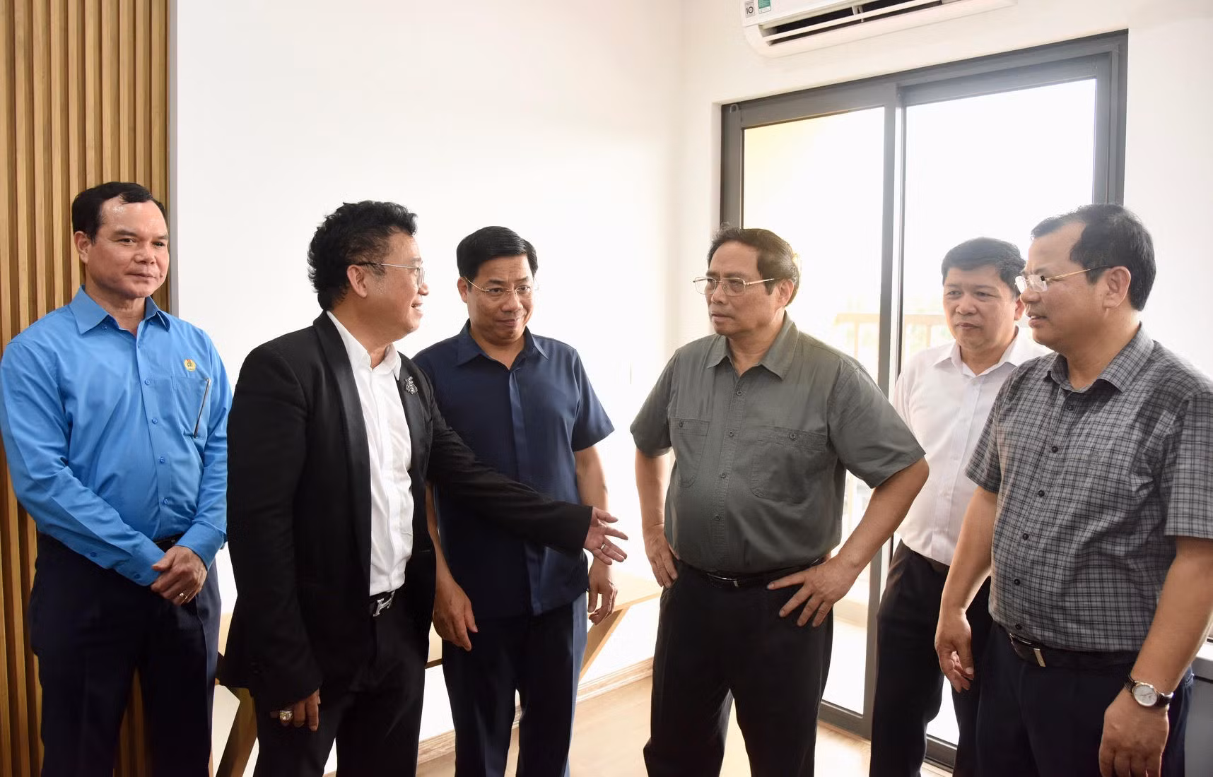 Thủ tướng Phạm Minh Chính tham quan nhà mẫu tại dự án nhà ở xã hội dành cho công nhân. Thủ tướng Phạm Minh Chính tham quan nhà mẫu tại dự án nhà ở xã hội dành cho công nhân.