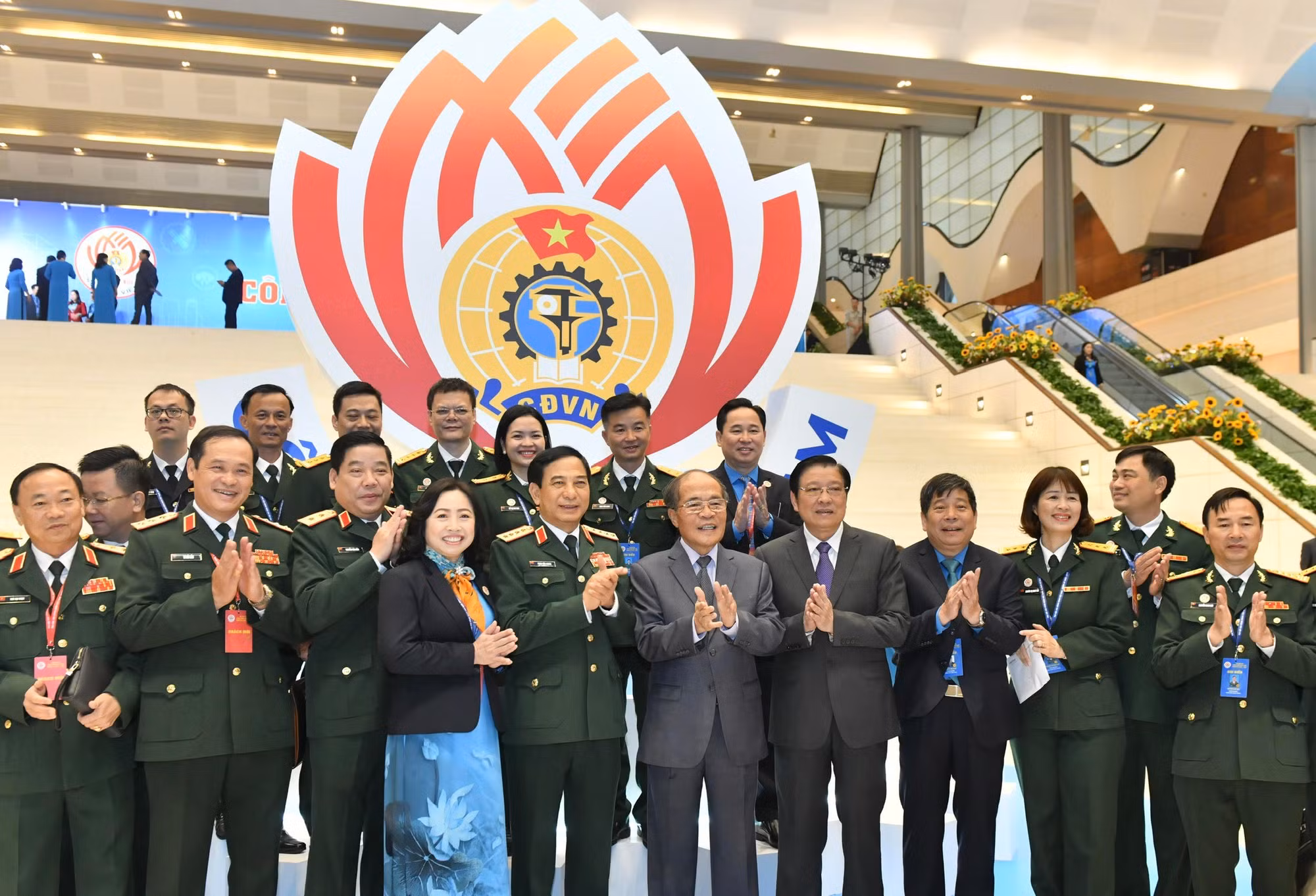 Nguyên Chủ tịch Quốc hội Nguyễn Sinh Hùng và các đại biểu dự đại hội. Nguyên Chủ tịch Quốc hội Nguyễn Sinh Hùng và các đại biểu dự đại hội.