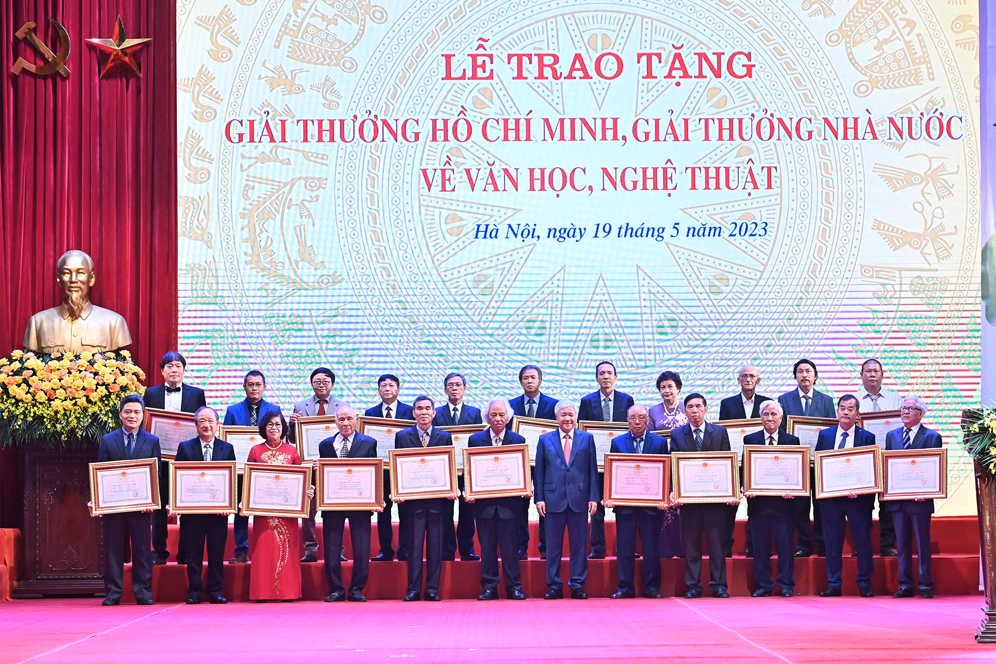 Chủ tịch Ủy ban Trung ương Mặt trận Tổ quốc Việt Nam Đỗ Văn Chiến trao Giải thưởng Nhà nước tặng các tác giả, đại diện gia đình tác giả.