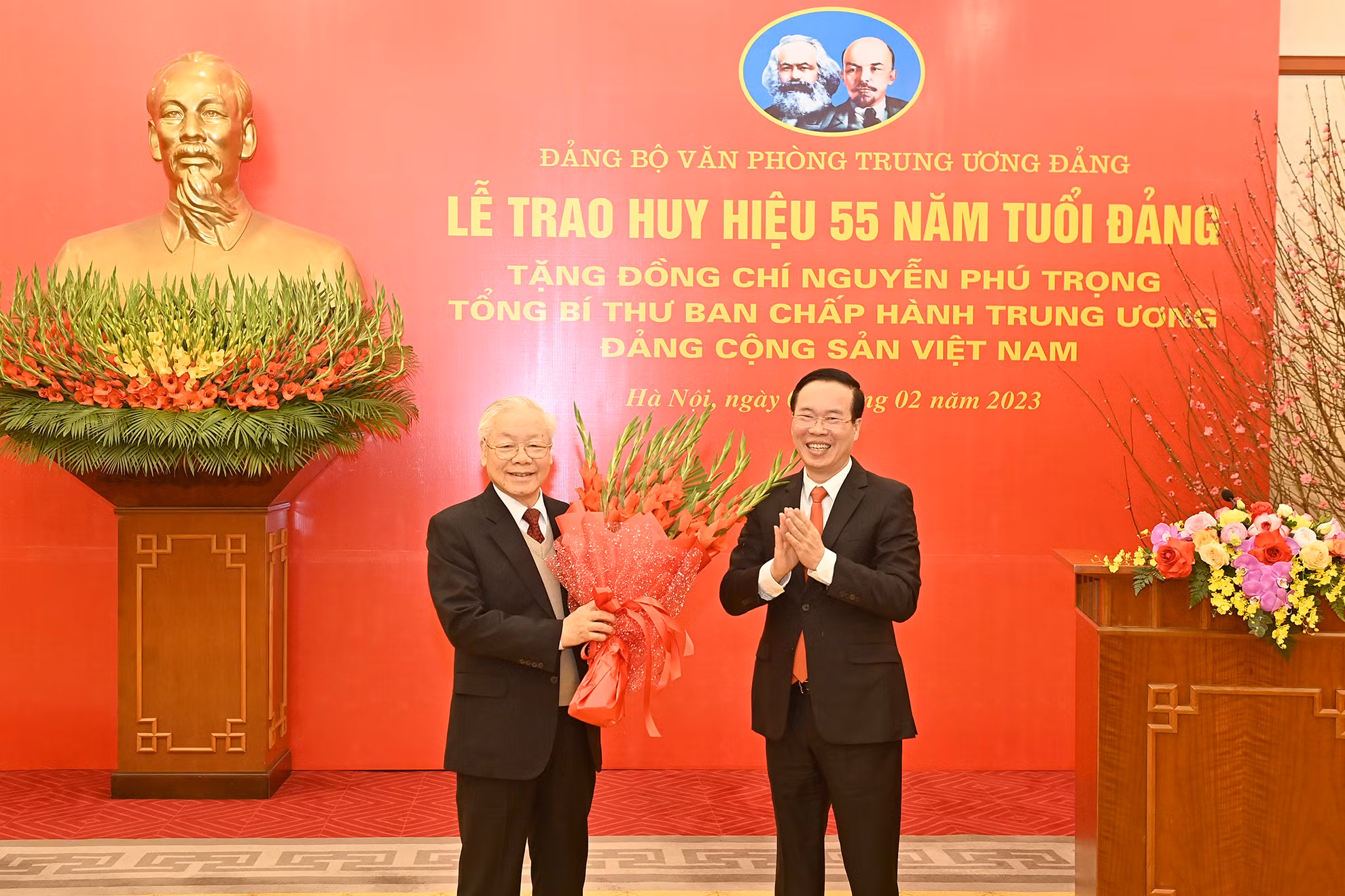Thường trực Ban Bí thư Võ Văn Thưởng tặng hoa chúc mừng Tổng Bí thư Nguyễn Phú Trọng. Thường trực Ban Bí thư Võ Văn Thưởng tặng hoa chúc mừng Tổng Bí thư Nguyễn Phú Trọng.