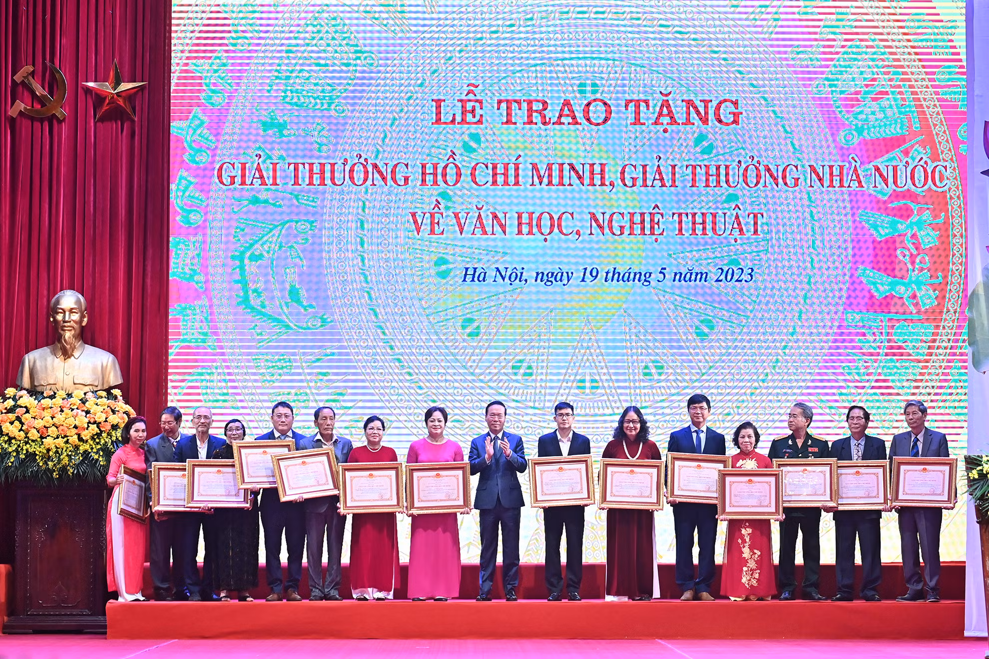 Chủ tịch nước Võ Văn Thưởng trao tặng Giải thưởng Hồ Chí Minh cho các tác giả, đại diện gia đình các tác giả.