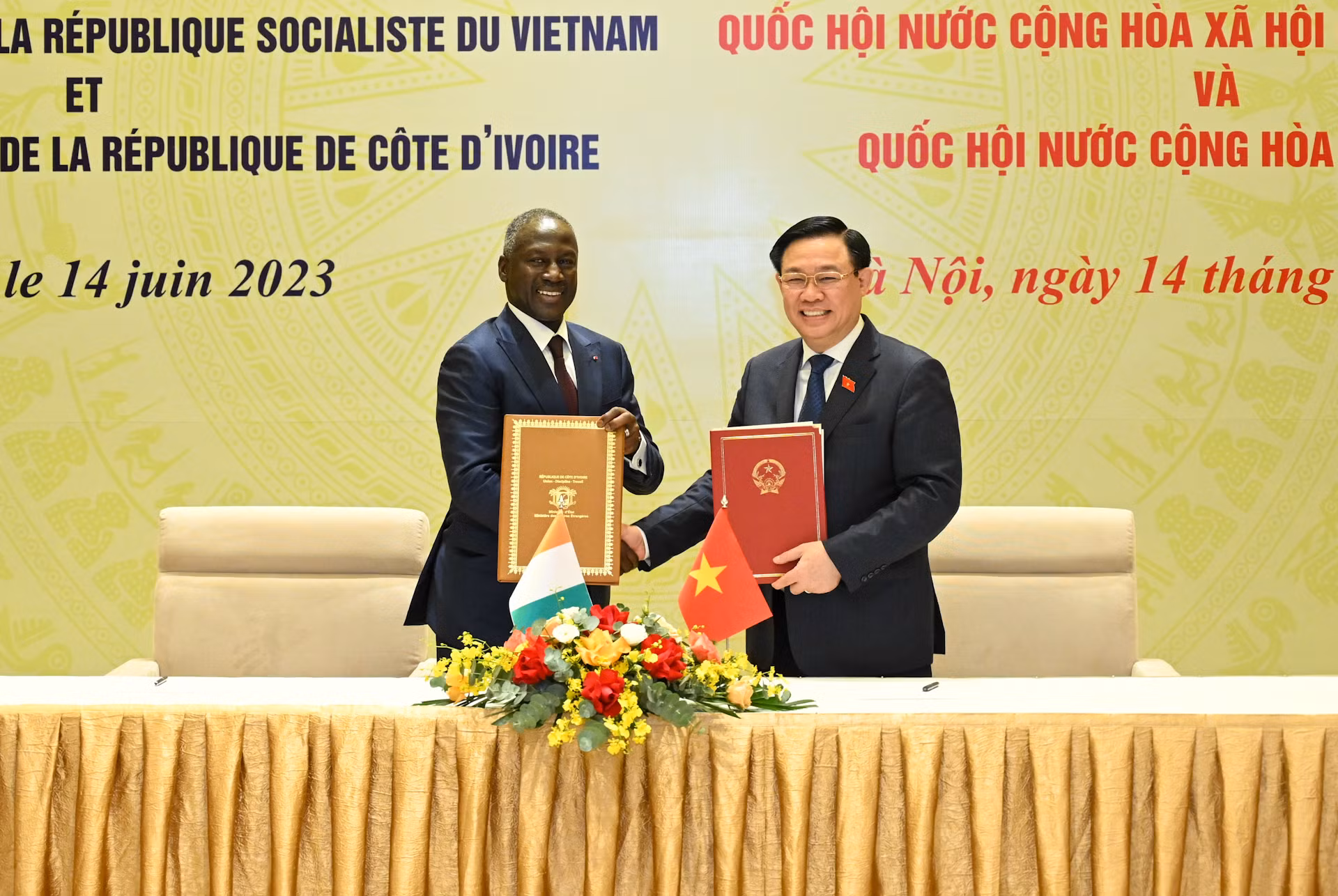 Hai Chủ tịch Quốc hội trao đổi Bản ghi nhớ giữa Quốc hội hai nước. Hai Chủ tịch Quốc hội trao đổi Bản ghi nhớ giữa Quốc hội hai nước.