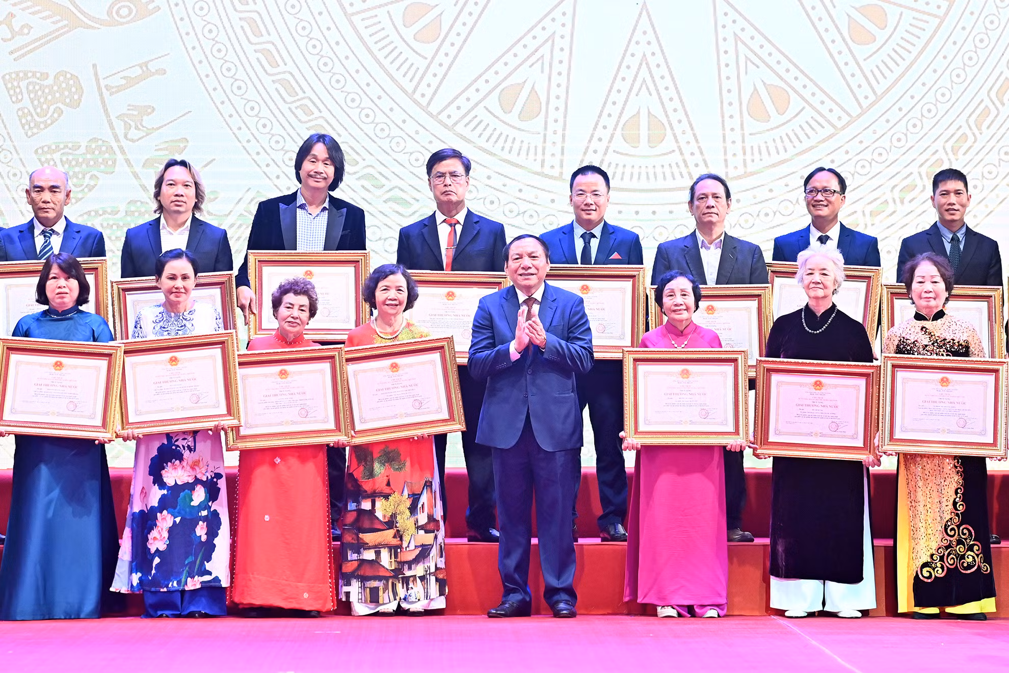 Bộ trưởng Văn hóa, Thể thao và Du lịch Nguyễn Văn Hùng trao Giải thưởng Nhà nước tặng các tác giả, đại diện gia đình tác giả.