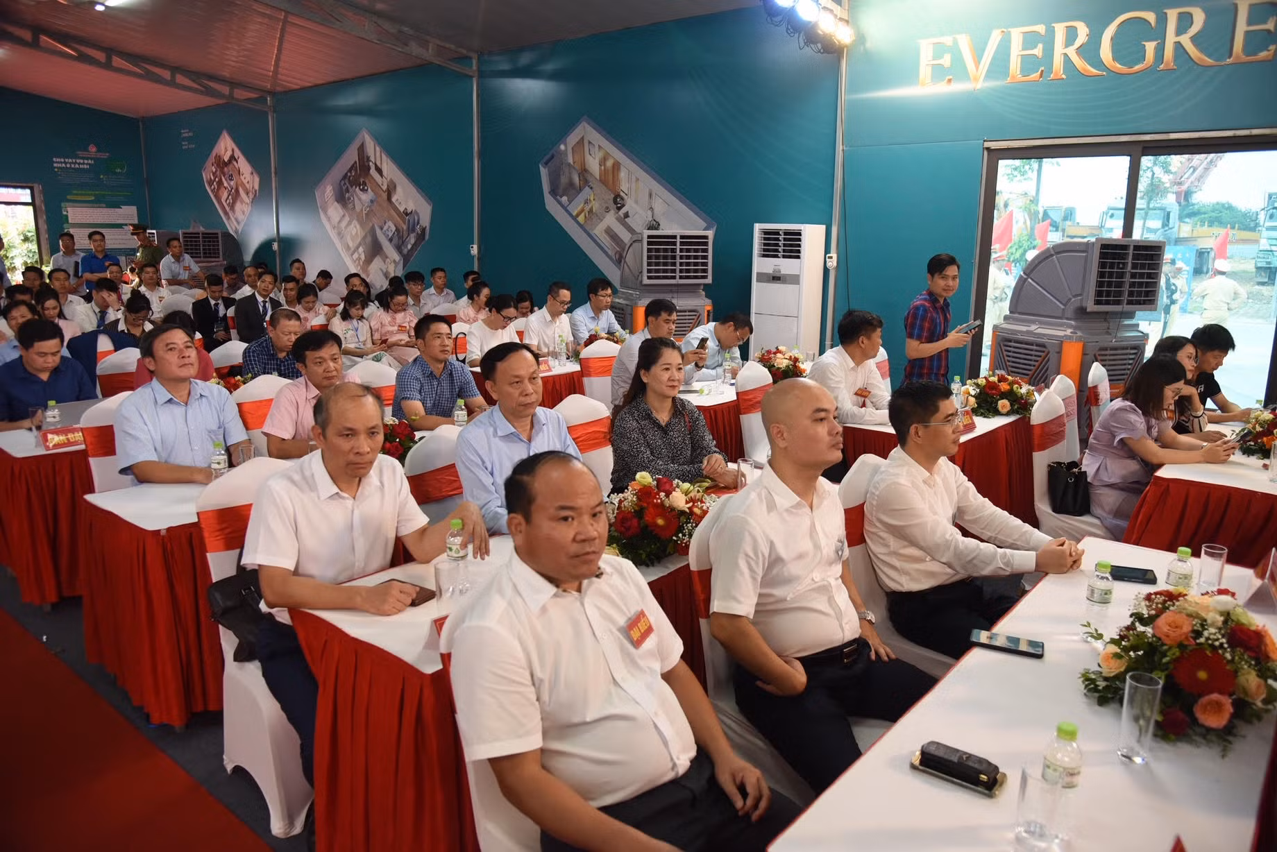 Các đại biểu tham dự lễ khởi công. Các đại biểu tham dự lễ khởi công.