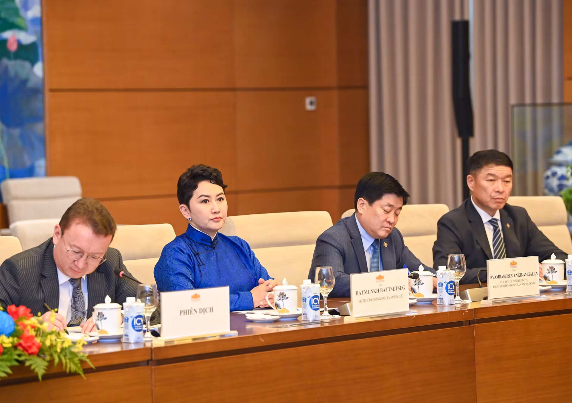Các thành viên tháp tùng Tổng thống Mông Cổ dự buổi hội kiến. Các thành viên tháp tùng Tổng thống Mông Cổ dự buổi hội kiến.