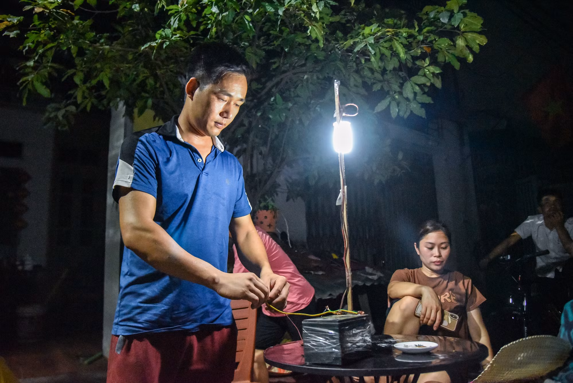 Anh Minh (thôn Ngọc Bài) chia sẻ: “Khổ lắm giờ ngõ tối đen như mực, nhà tôi có 2 cái ắc-quy một cái để đấu với quạt, một cái đấu với đèn để bà con trong xóm ngồi cho đỡ nóng”.